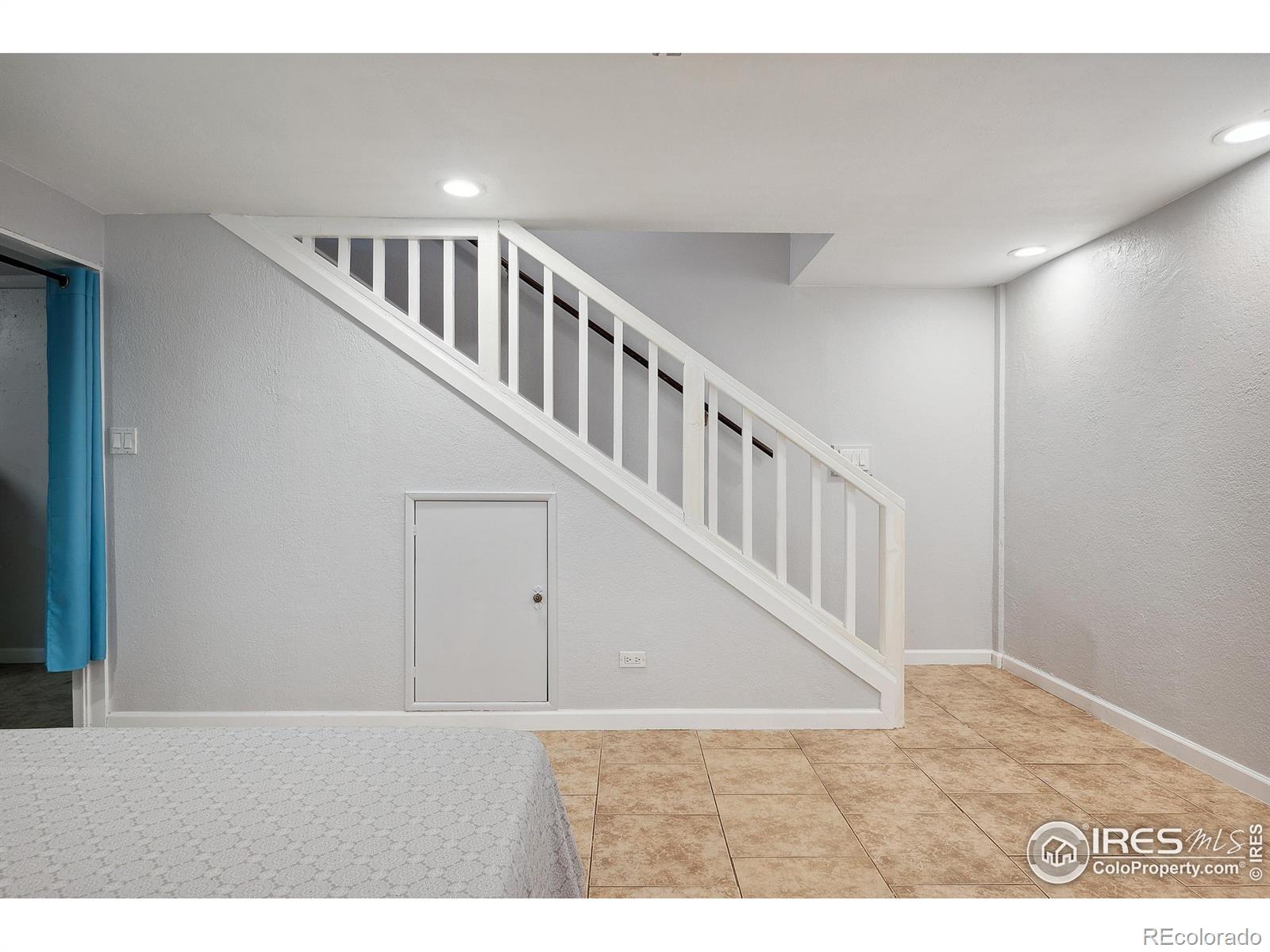 MLS Image #14 for 9019 e oxford drive,denver, Colorado