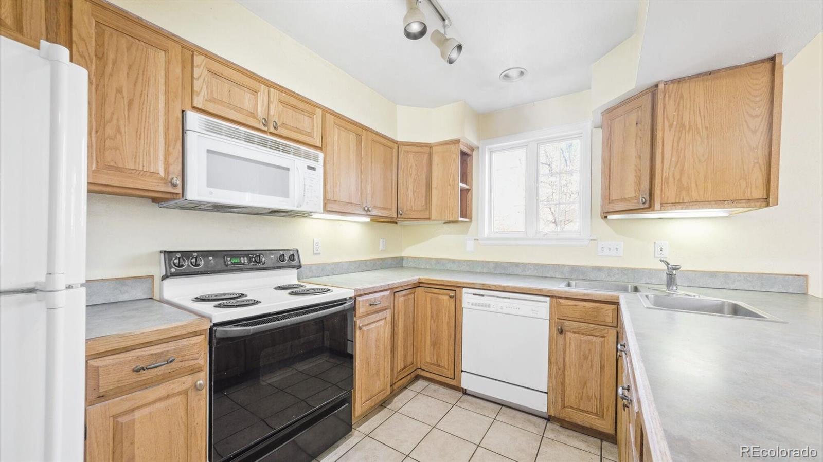 MLS Image #10 for 2572 s vine street,denver, Colorado