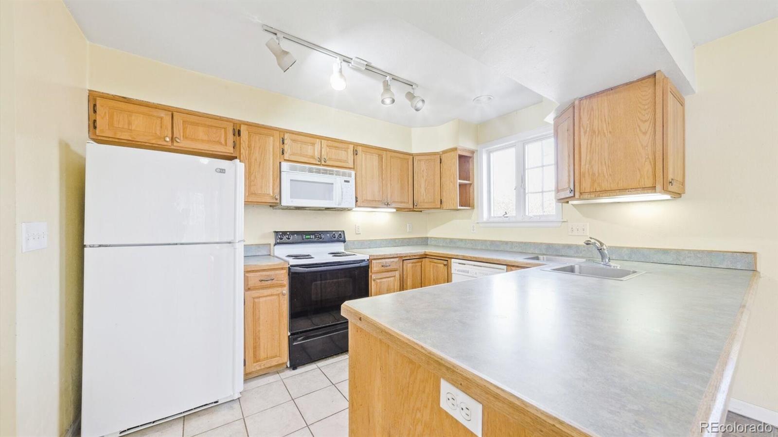 MLS Image #9 for 2572 s vine street,denver, Colorado