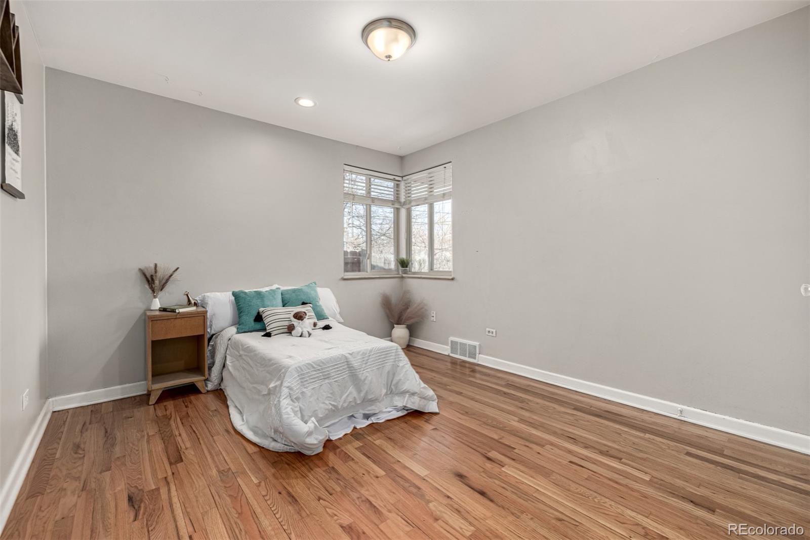 MLS Image #15 for 620  newport street,denver, Colorado
