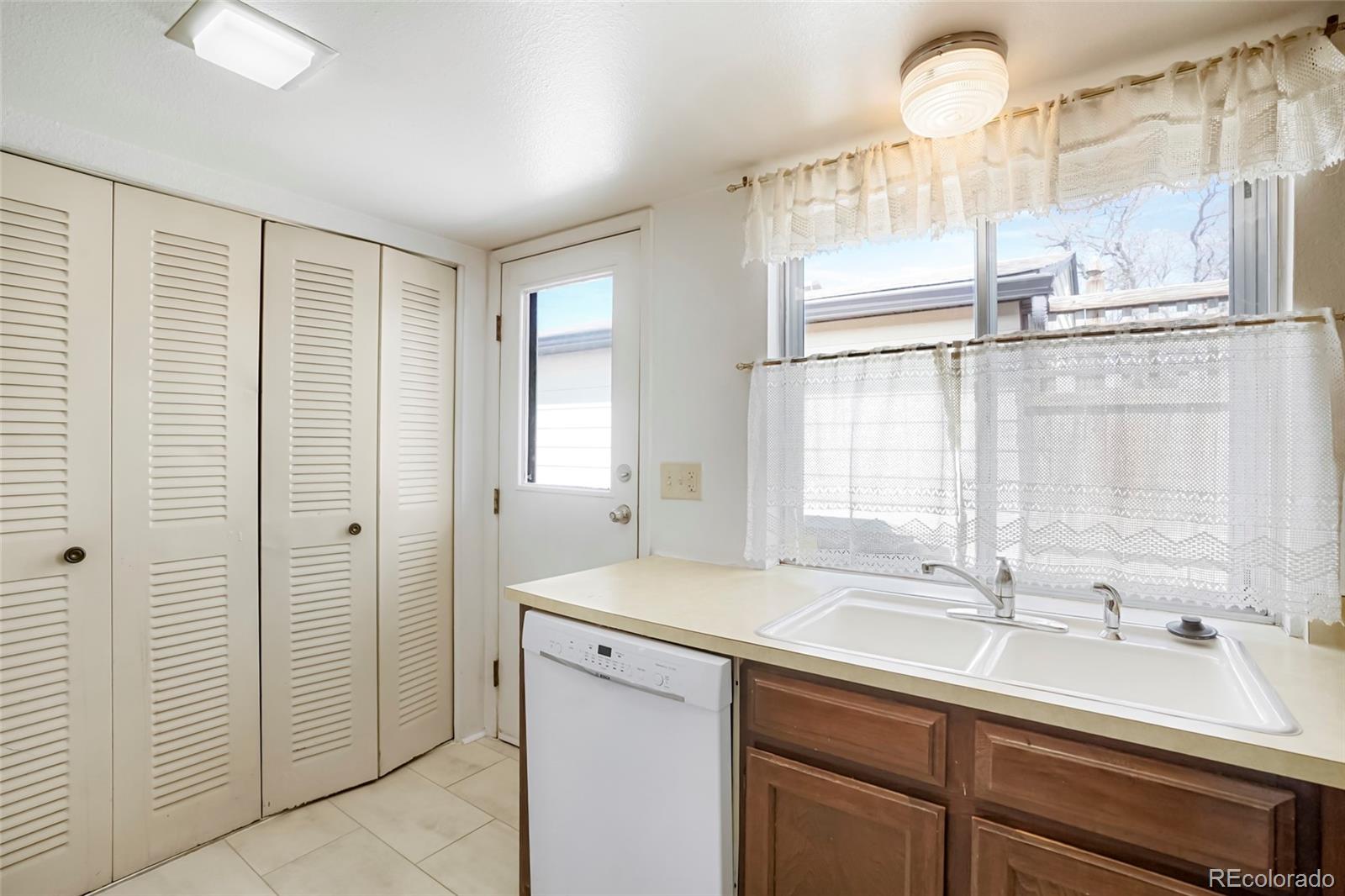 MLS Image #8 for 16035 e ithaca place,aurora, Colorado
