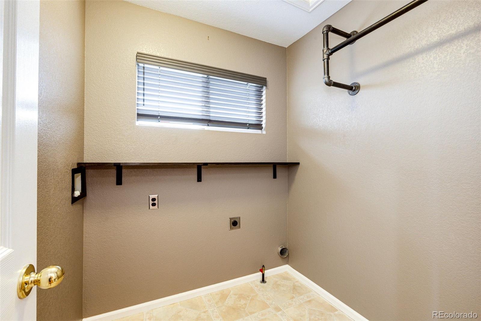 MLS Image #10 for 20305 e 41st avenue,denver, Colorado
