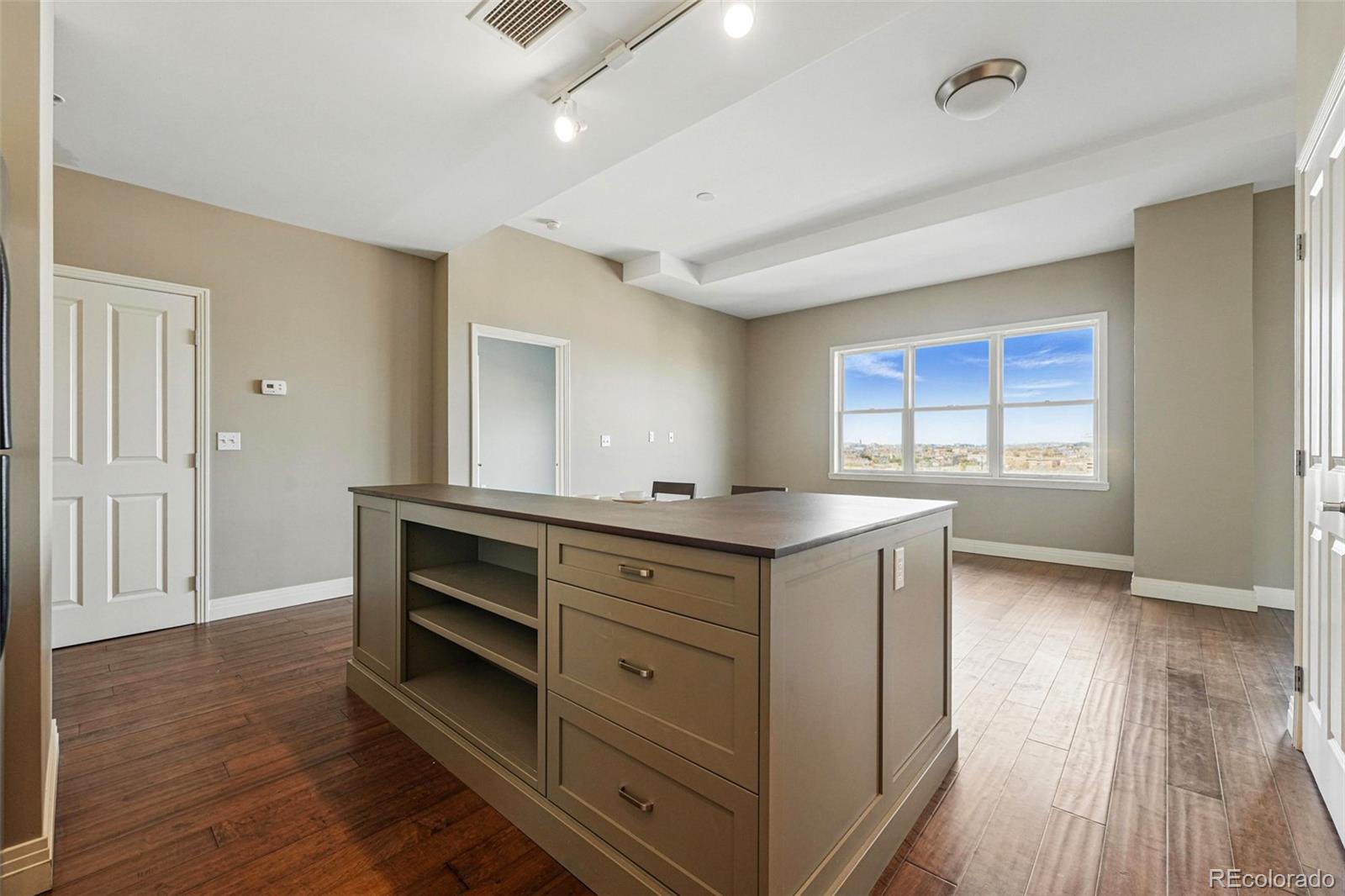 MLS Image #10 for 1950 n logan street 1109,denver, Colorado