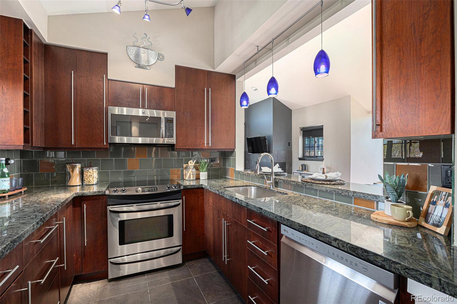 MLS Image #11 for 345  fillmore street,denver, Colorado