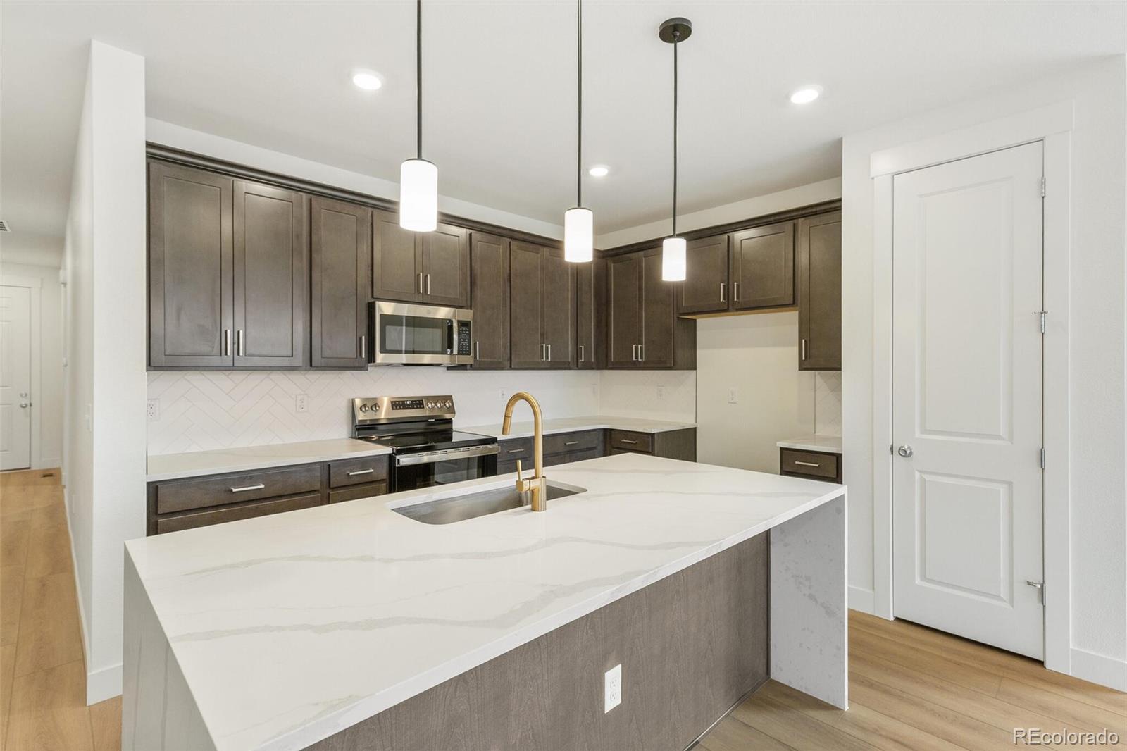 MLS Image #11 for 20665 e 57th drive,aurora, Colorado