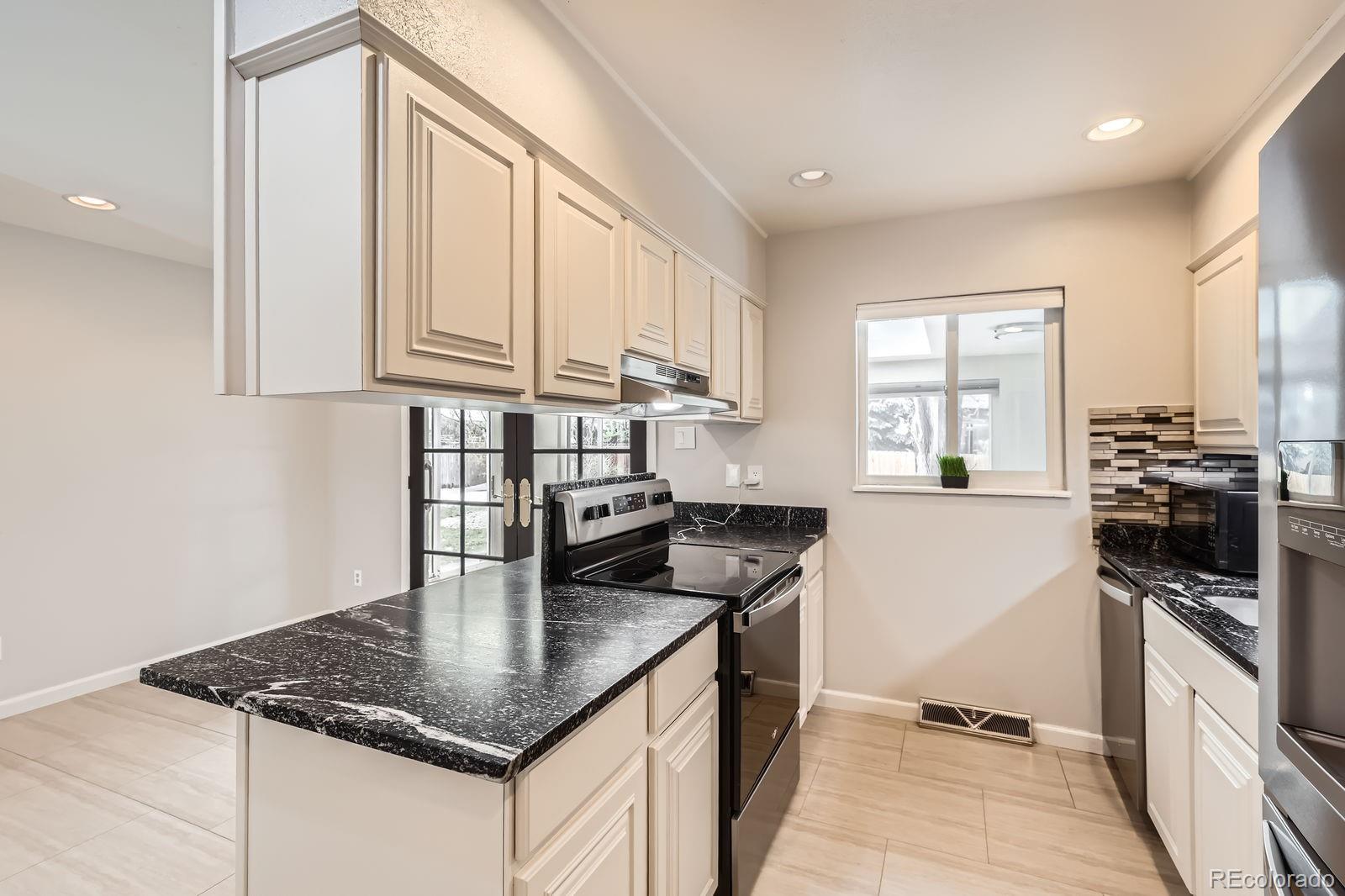 MLS Image #7 for 2221 s arbutus court,lakewood, Colorado