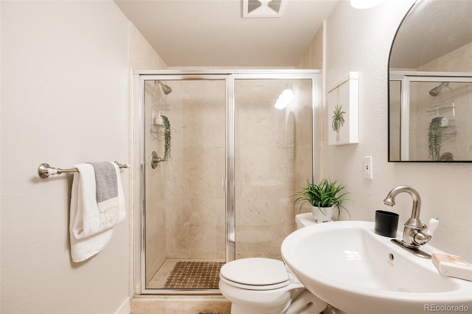 MLS Image #36 for 7382 e 8th place,denver, Colorado
