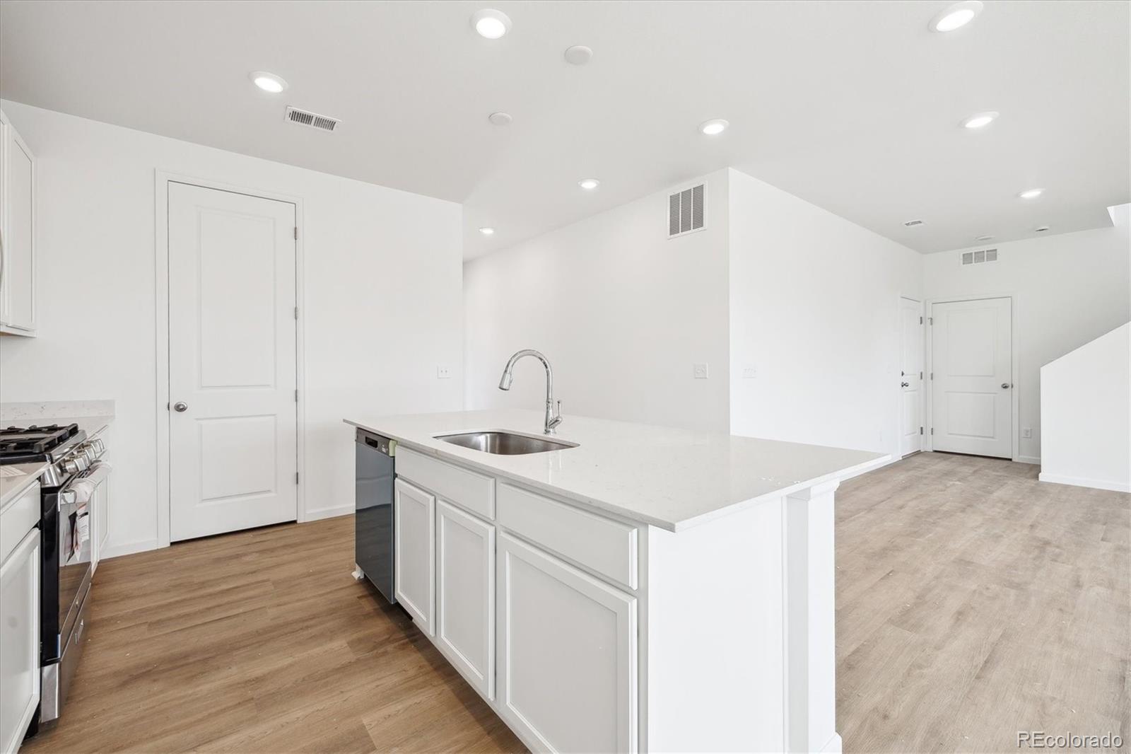 MLS Image #4 for 6636 n nepal street,aurora, Colorado