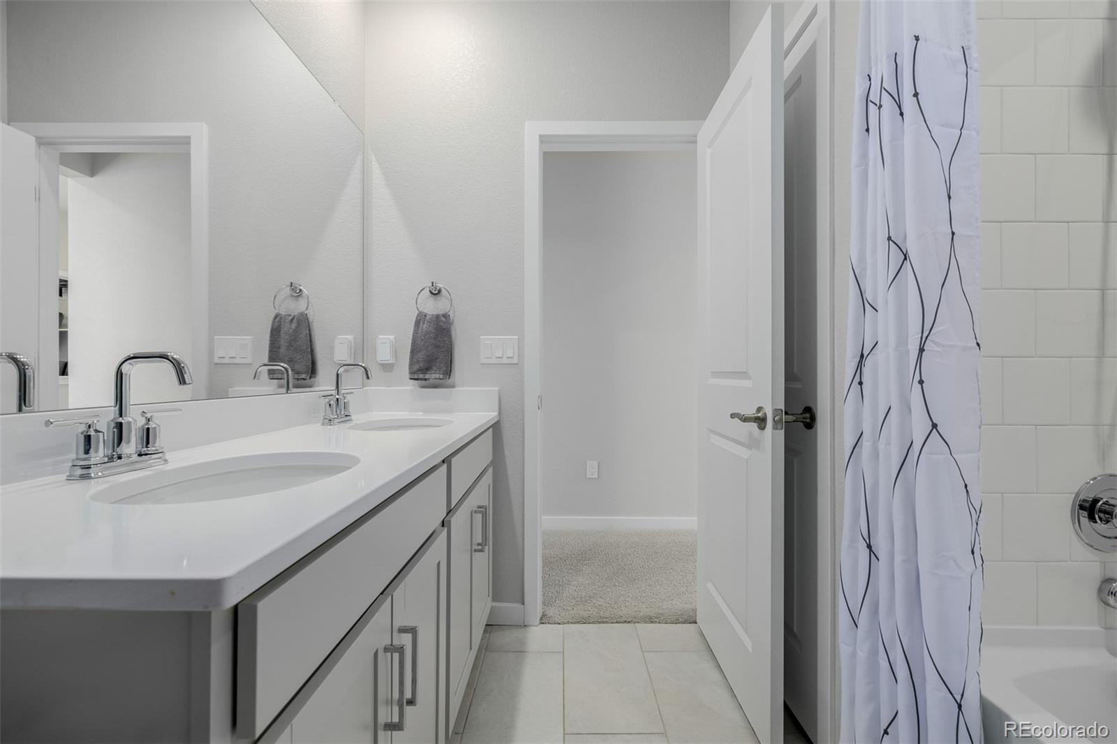 MLS Image #21 for 23652 e 40th avenue,aurora, Colorado