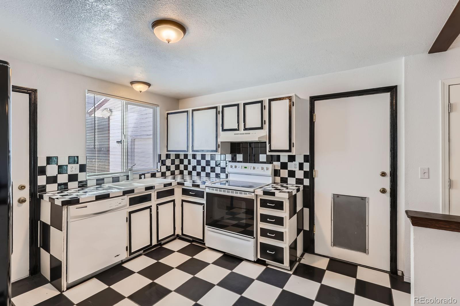 MLS Image #8 for 14803 e 47th avenue,denver, Colorado