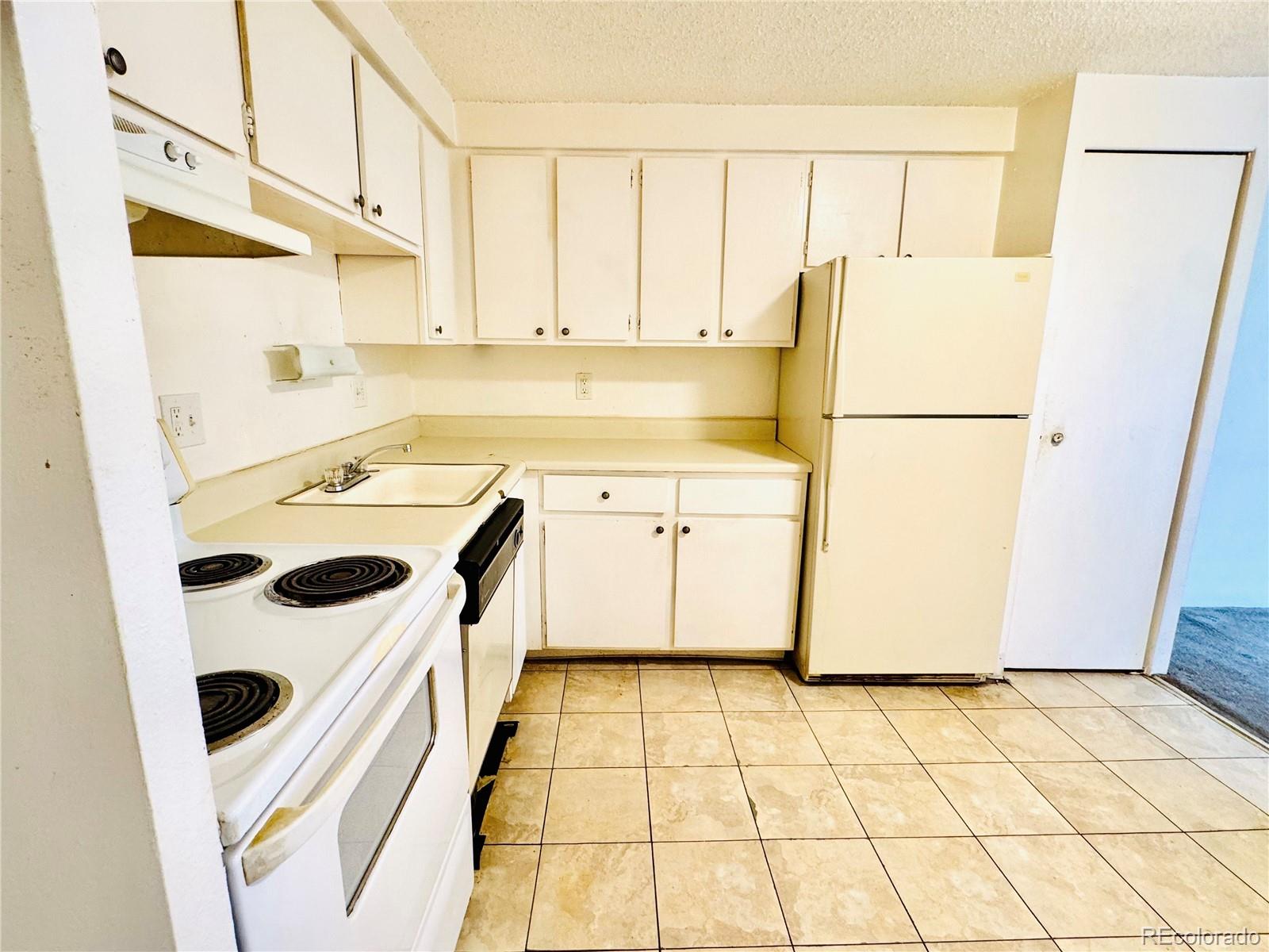 MLS Image #5 for 8826 e florida avenue,denver, Colorado