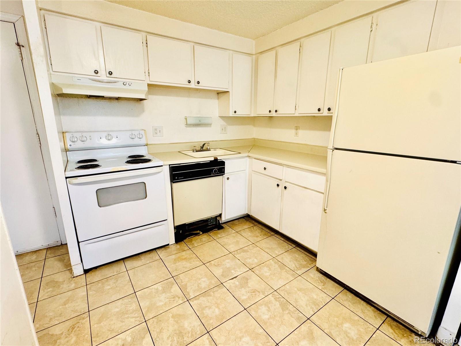 MLS Image #6 for 8826 e florida avenue,denver, Colorado