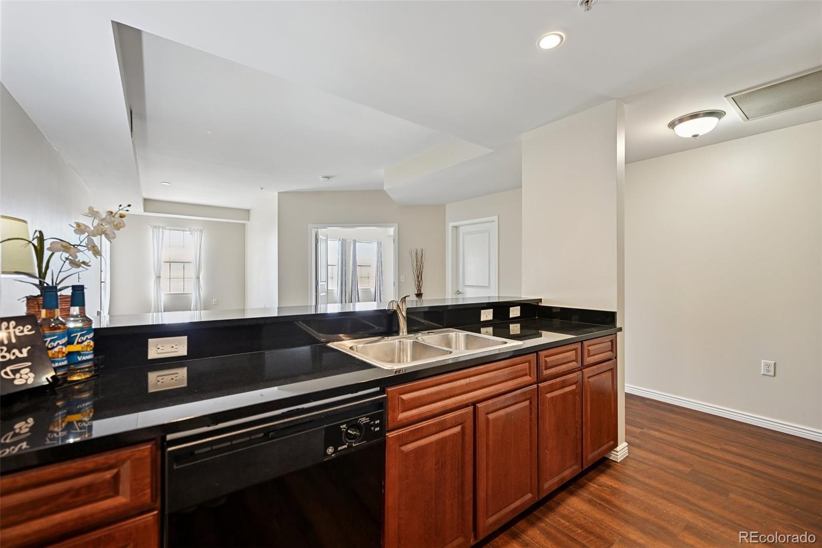 MLS Image #7 for 975 n lincoln street,denver, Colorado