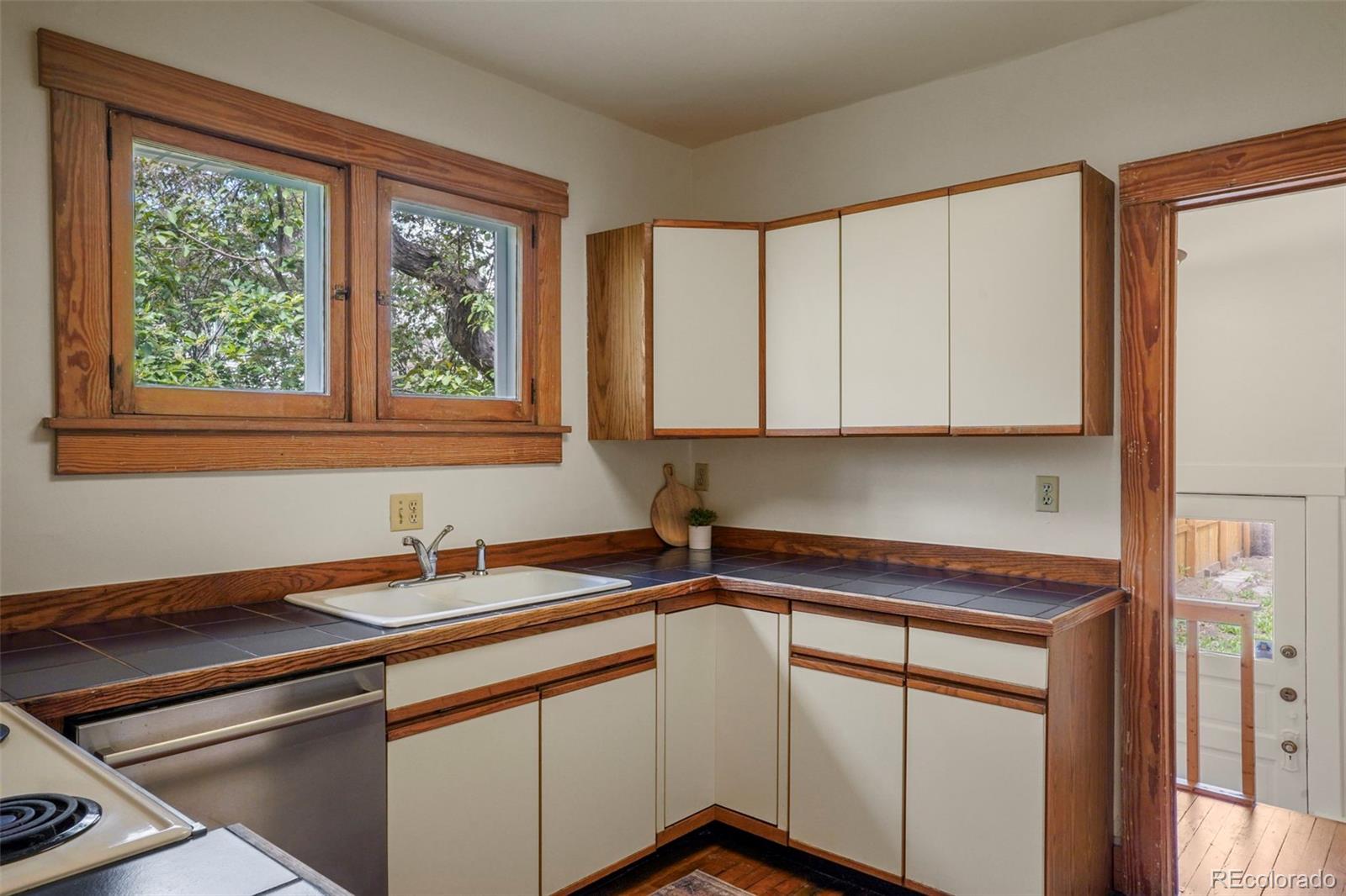 MLS Image #10 for 652 n gilpin street,denver, Colorado