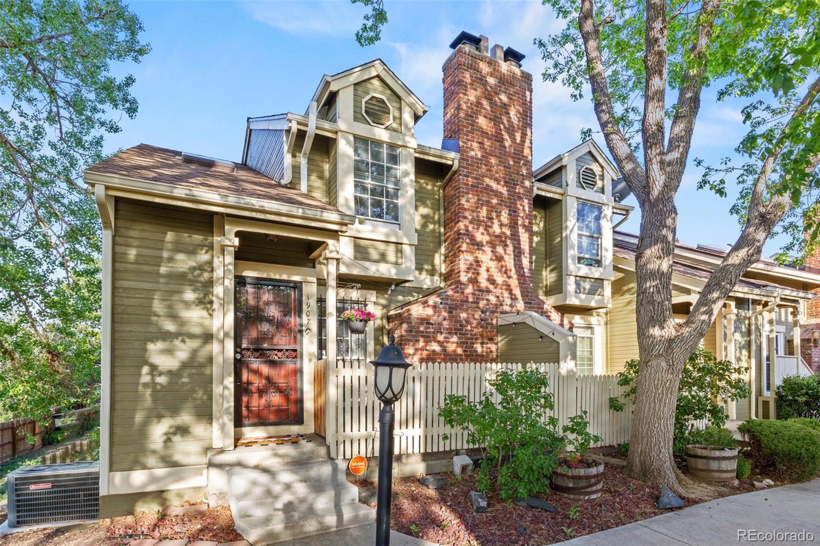 MLS Image #2 for 1907 s helena street,aurora, Colorado