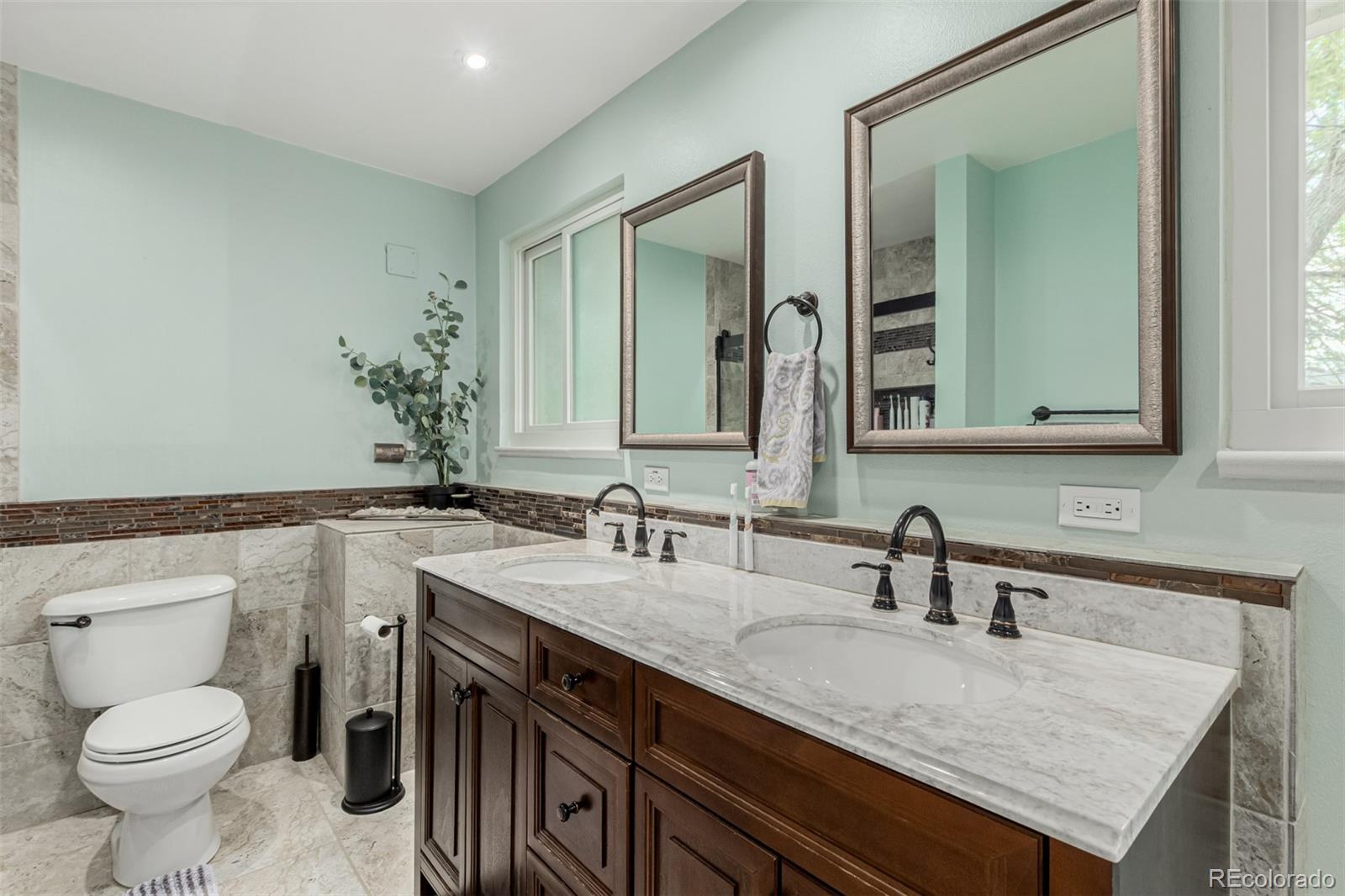 MLS Image #25 for 4643 s vrain street,denver, Colorado