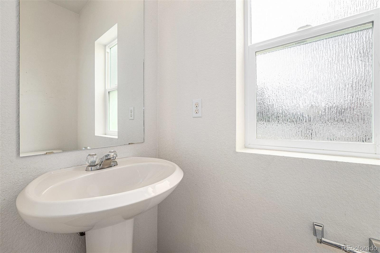 MLS Image #7 for 5572  killarney street,denver, Colorado