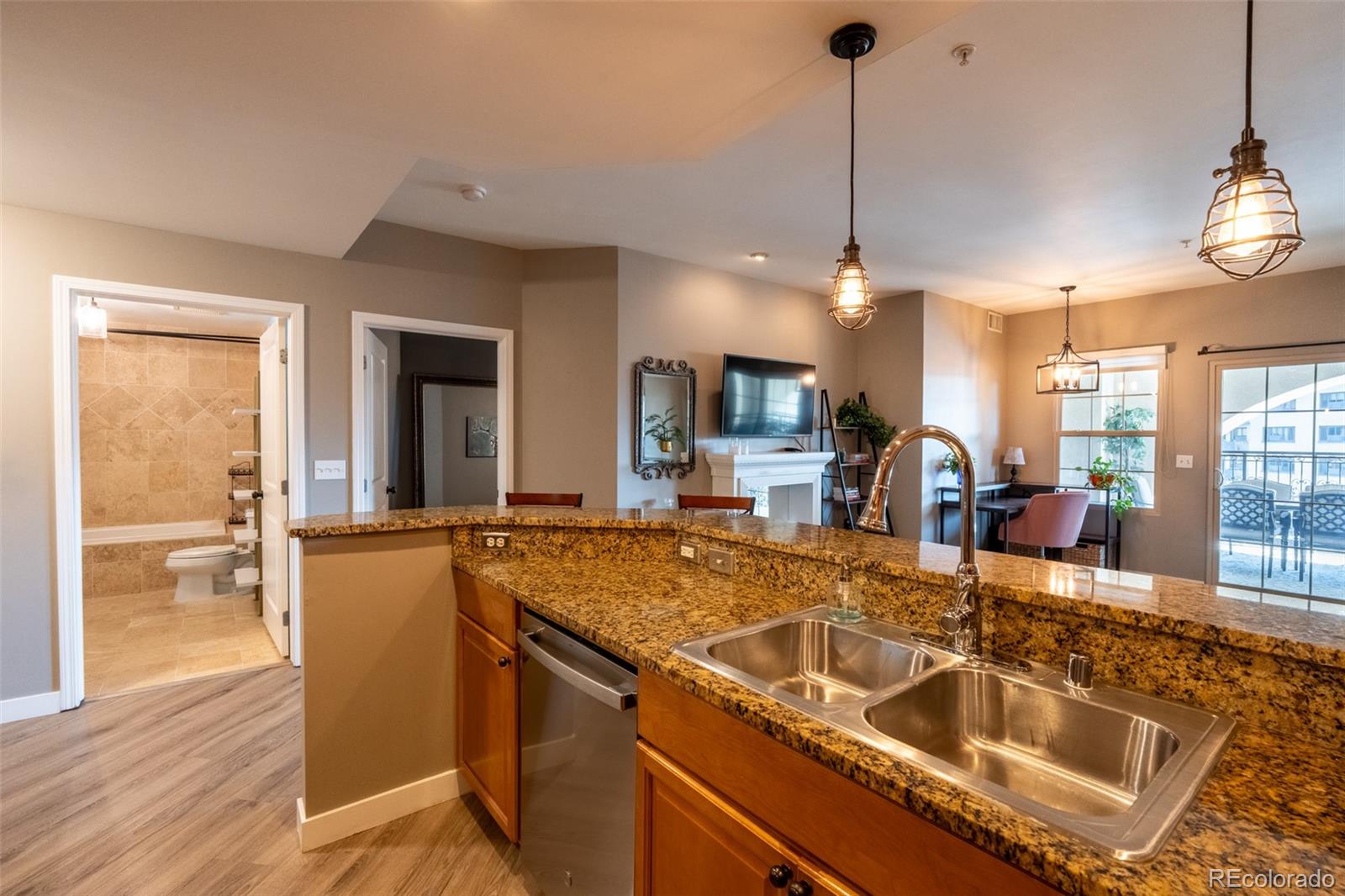MLS Image #2 for 925 n lincoln street,denver, Colorado