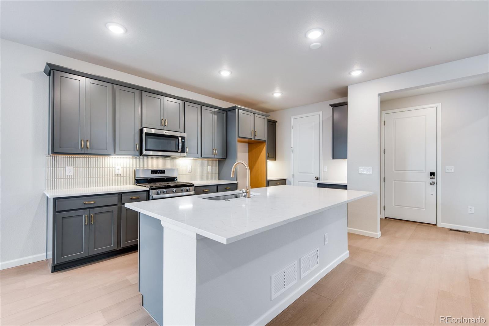 MLS Image #18 for 20573 e 57th avenue,aurora, Colorado