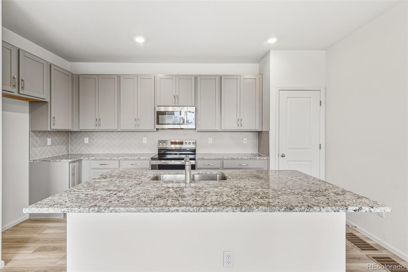 MLS Image #13 for 28708 e 6th place,watkins, Colorado