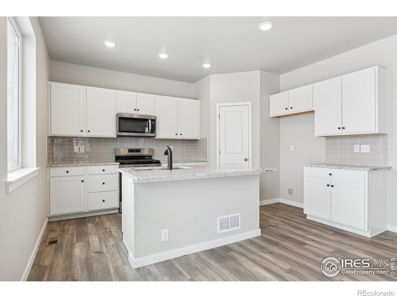 MLS Image #10 for 924  harvard street,johnstown, Colorado
