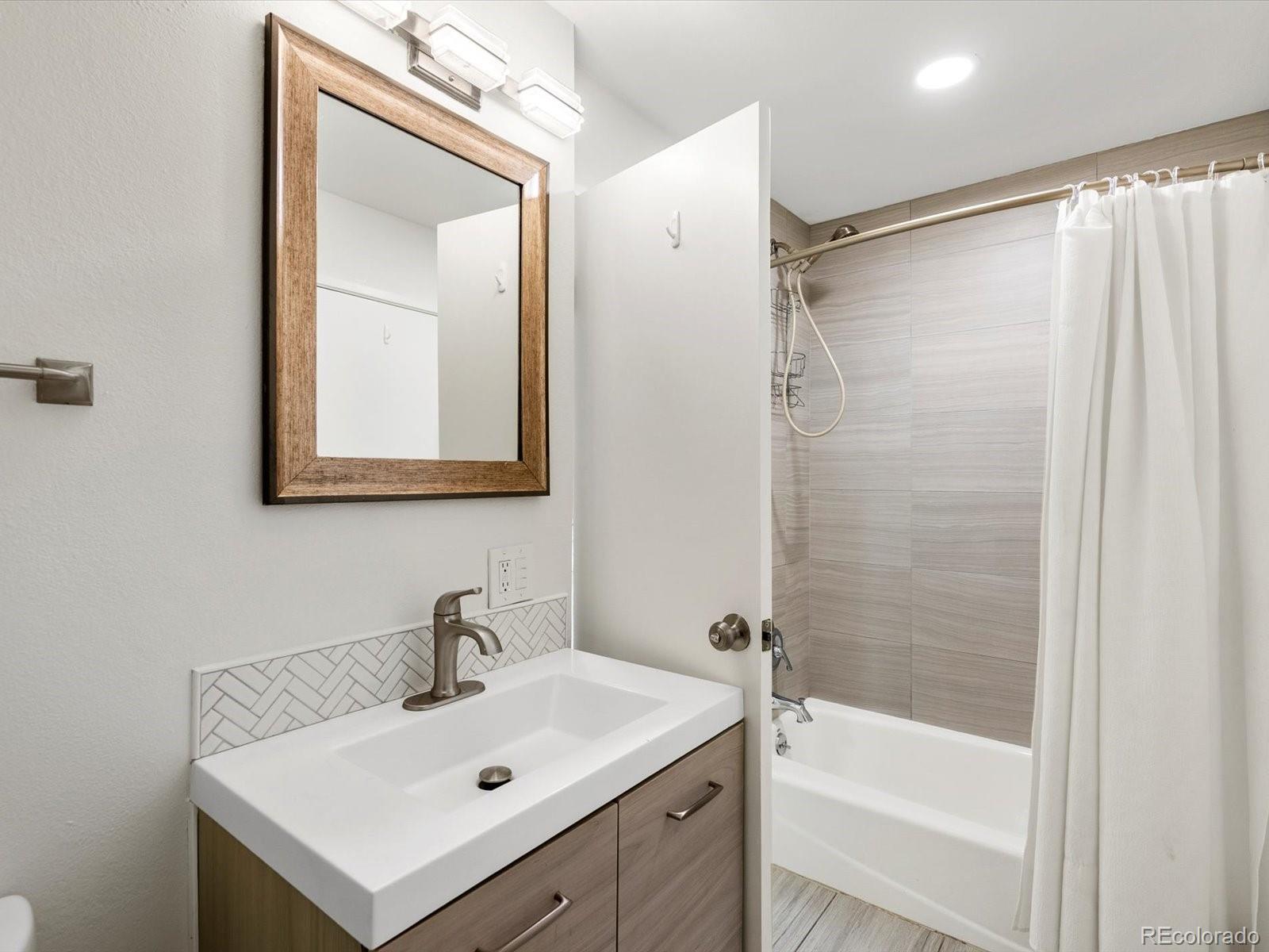 MLS Image #14 for 2835 s monaco parkway 1-105,denver, Colorado
