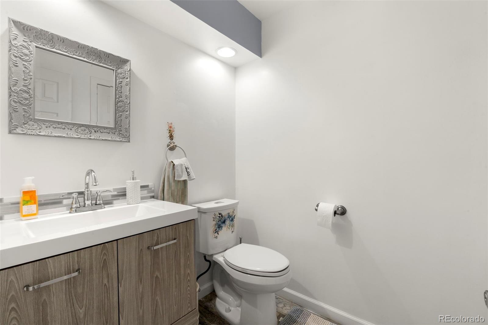 MLS Image #11 for 3191 s holly place,denver, Colorado