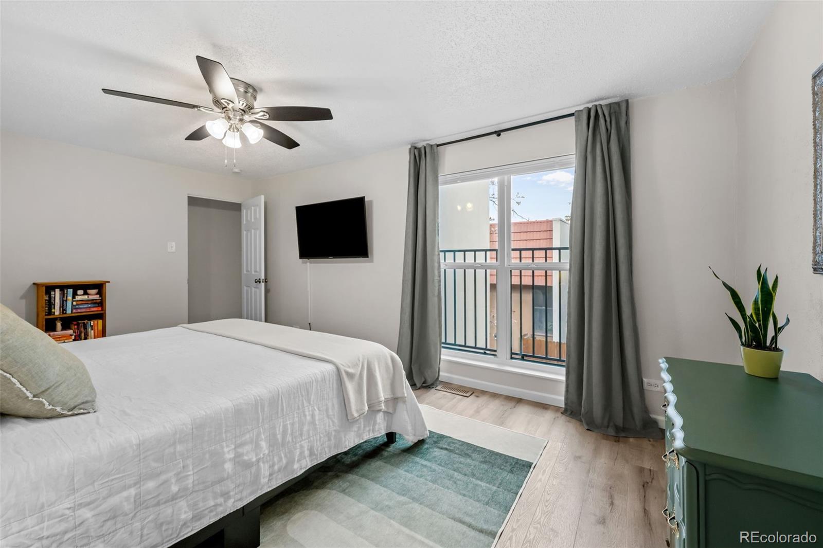 MLS Image #15 for 2869 s locust street,denver, Colorado