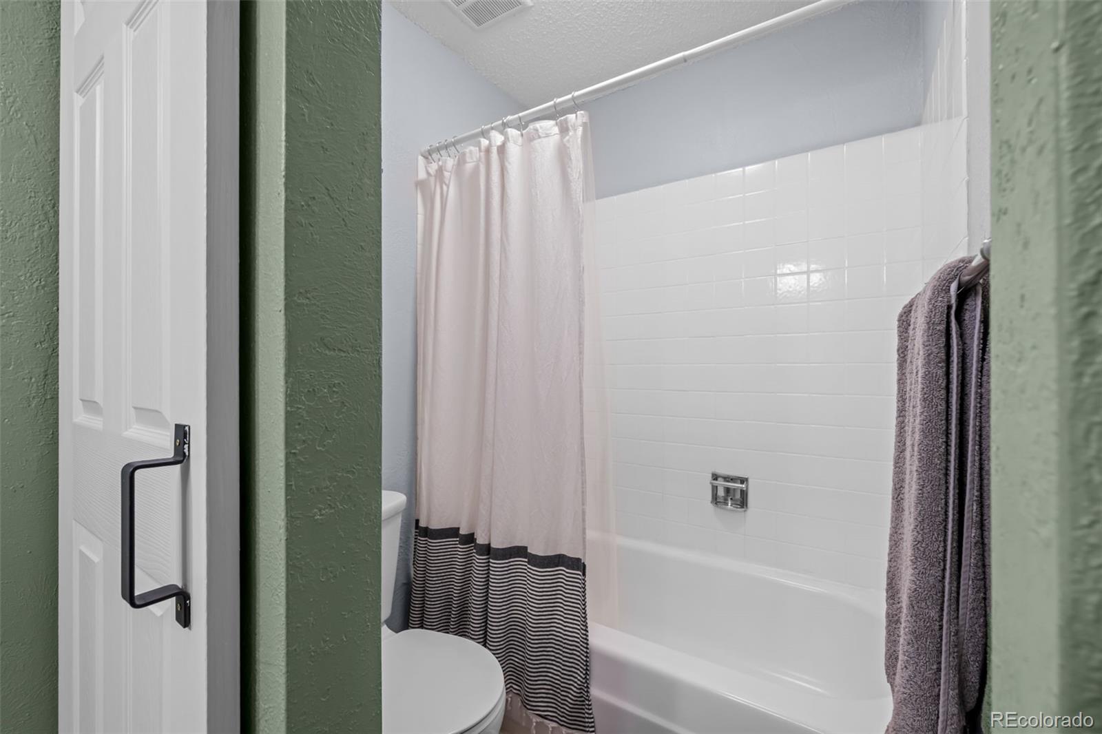 MLS Image #20 for 2869 s locust street,denver, Colorado