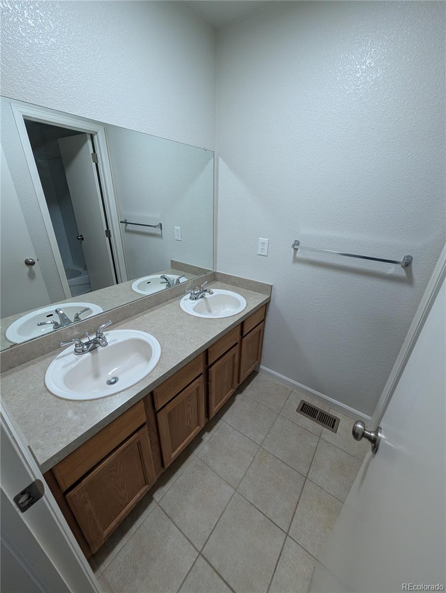 MLS Image #10 for 55652 e 28th place,strasburg, Colorado