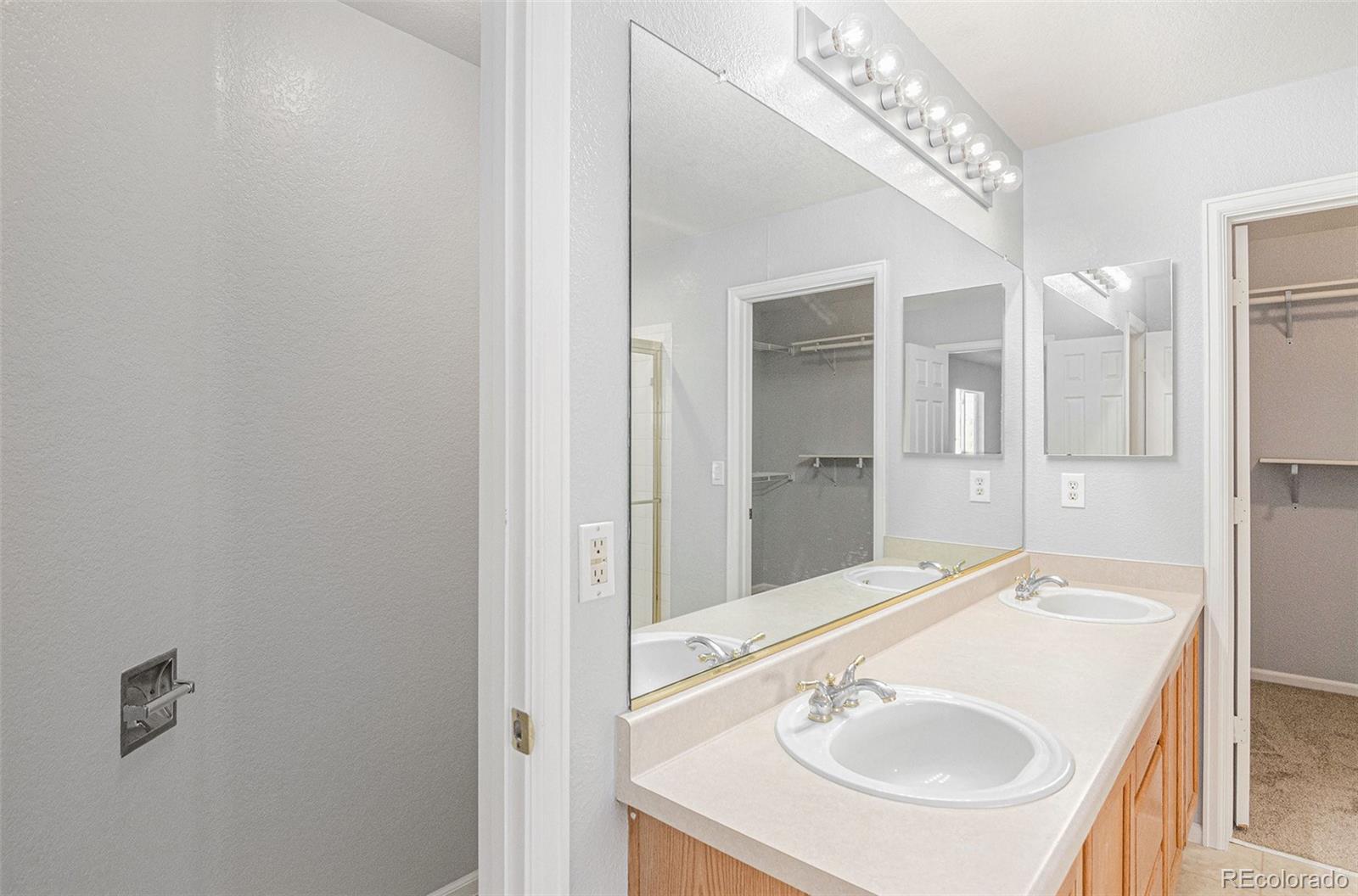 MLS Image #13 for 20715 e 39th avenue,denver, Colorado