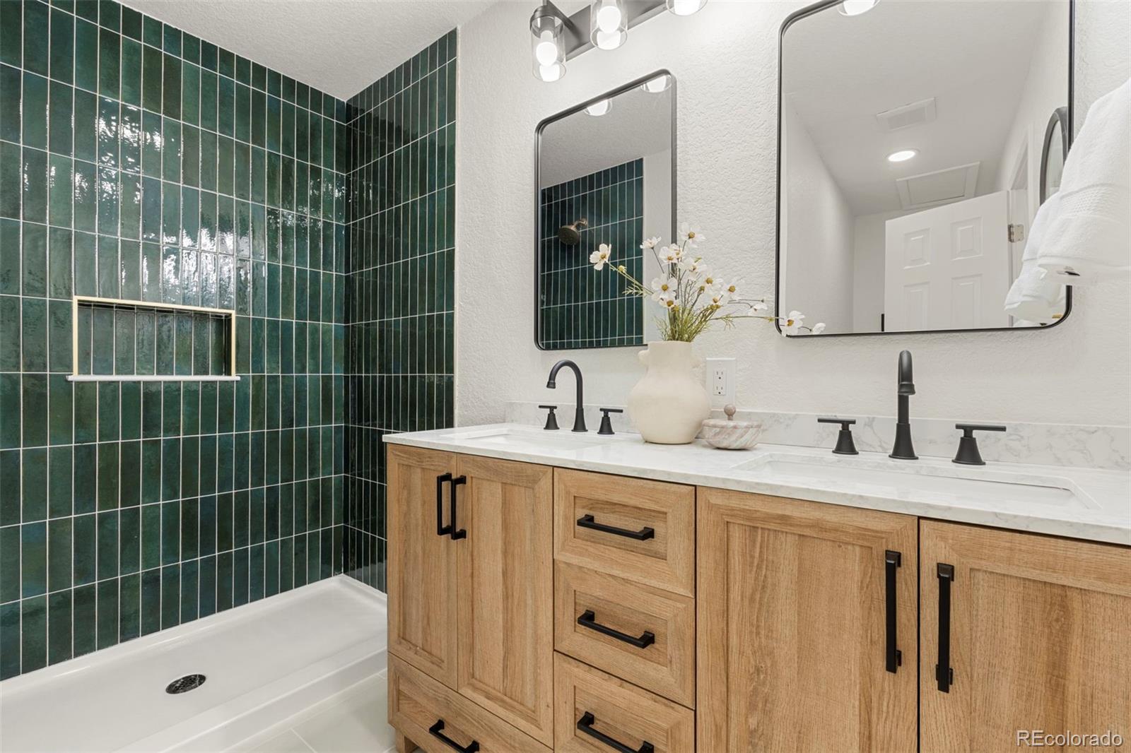 MLS Image #4 for 2660 s dahlia street,denver, Colorado