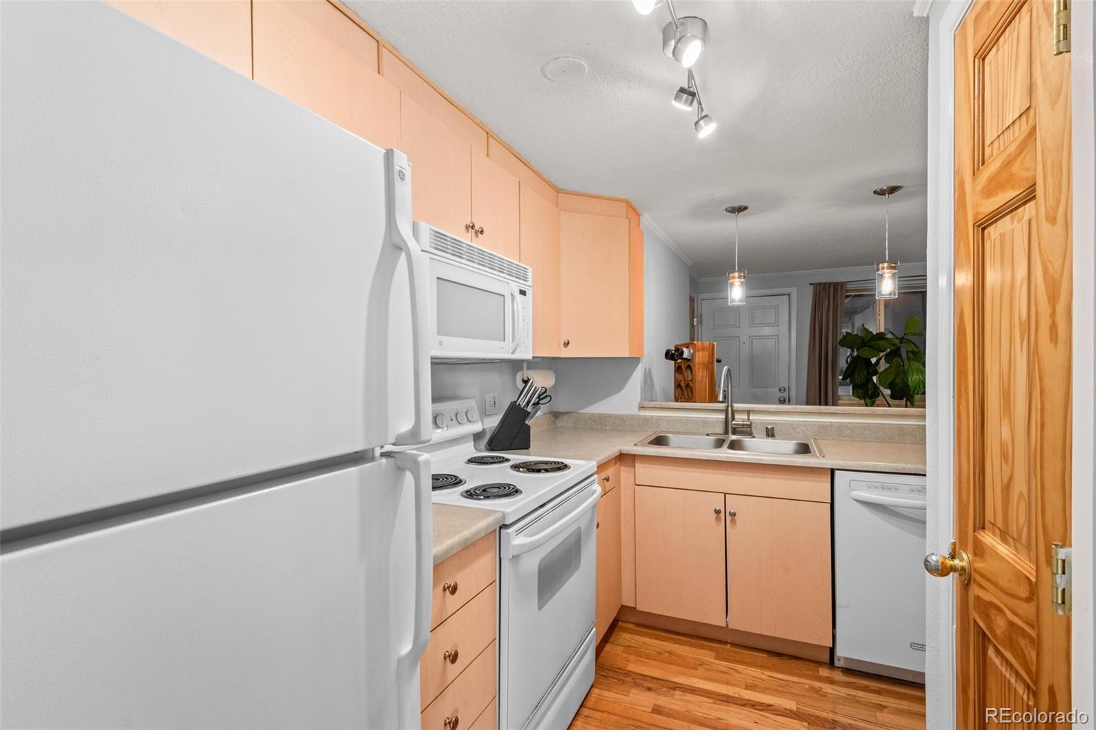MLS Image #14 for 336 n grant street 202,denver, Colorado
