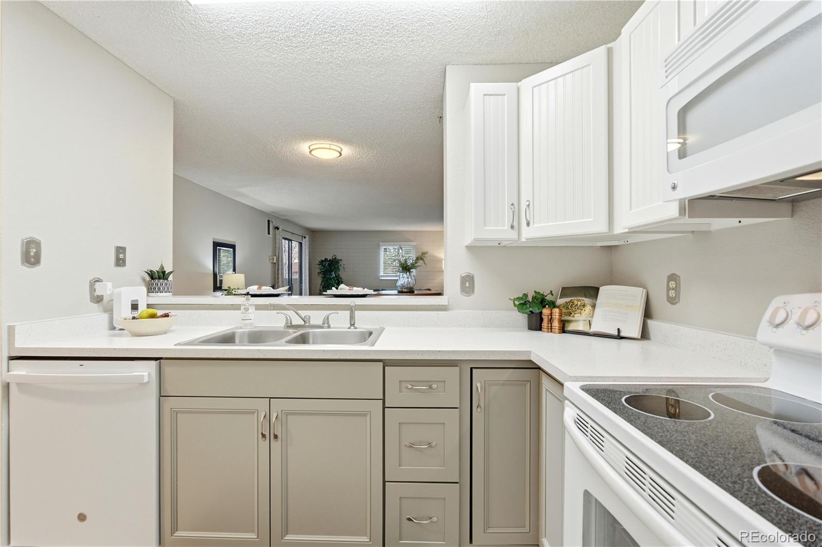 MLS Image #10 for 2880 s locust street 200s,denver, Colorado
