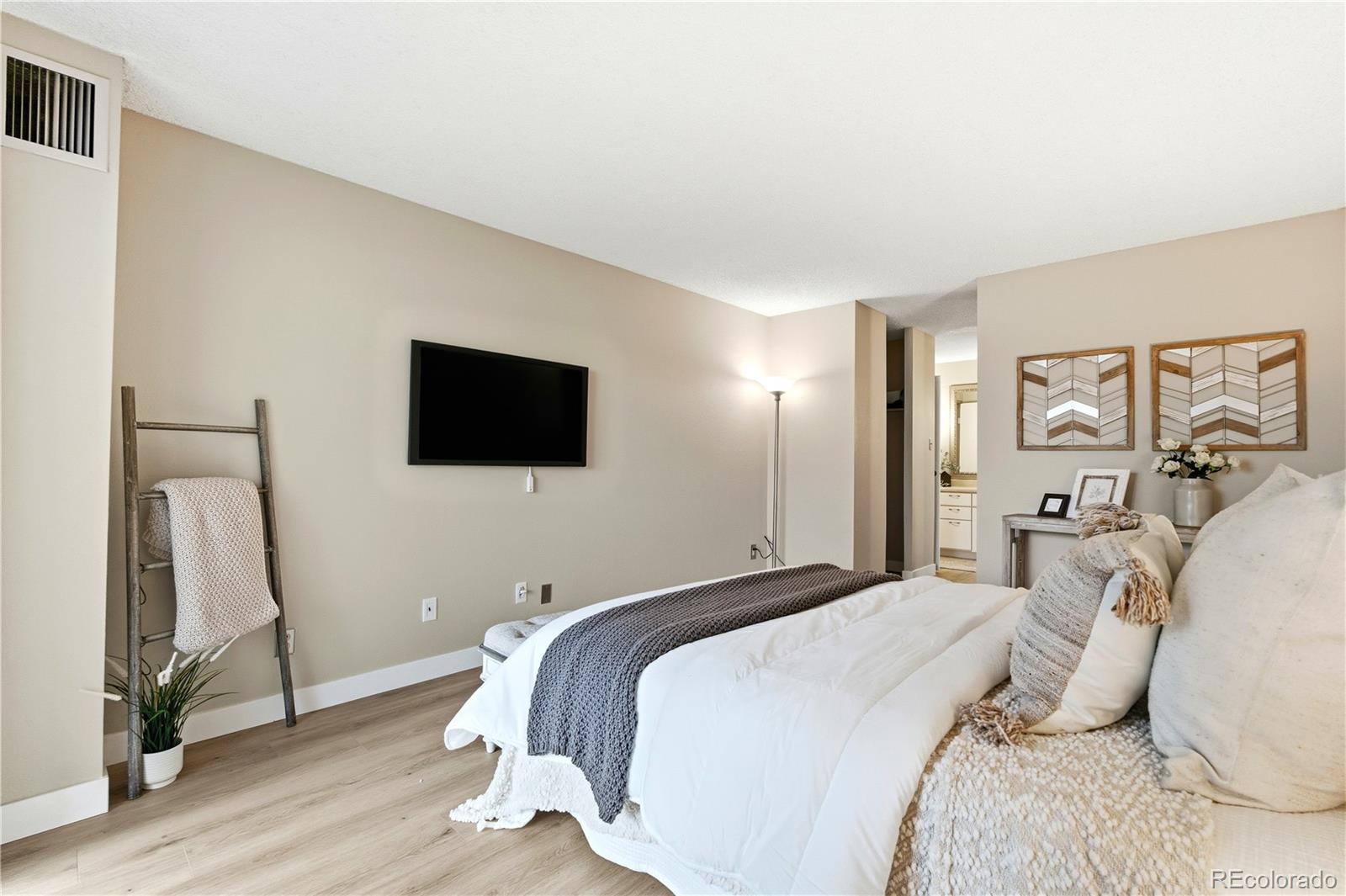 MLS Image #14 for 2880 s locust street 200s,denver, Colorado