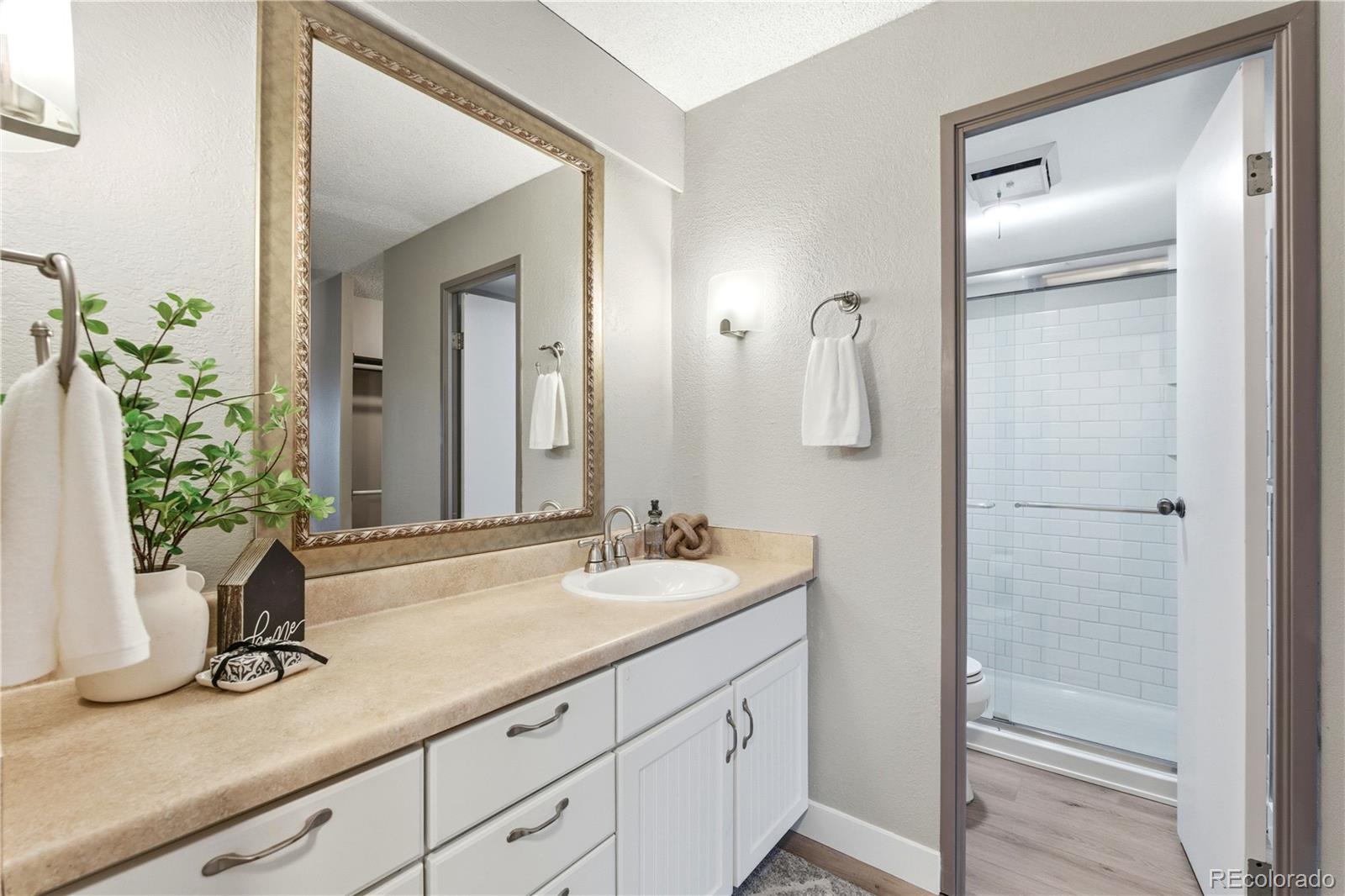 MLS Image #17 for 2880 s locust street 200s,denver, Colorado
