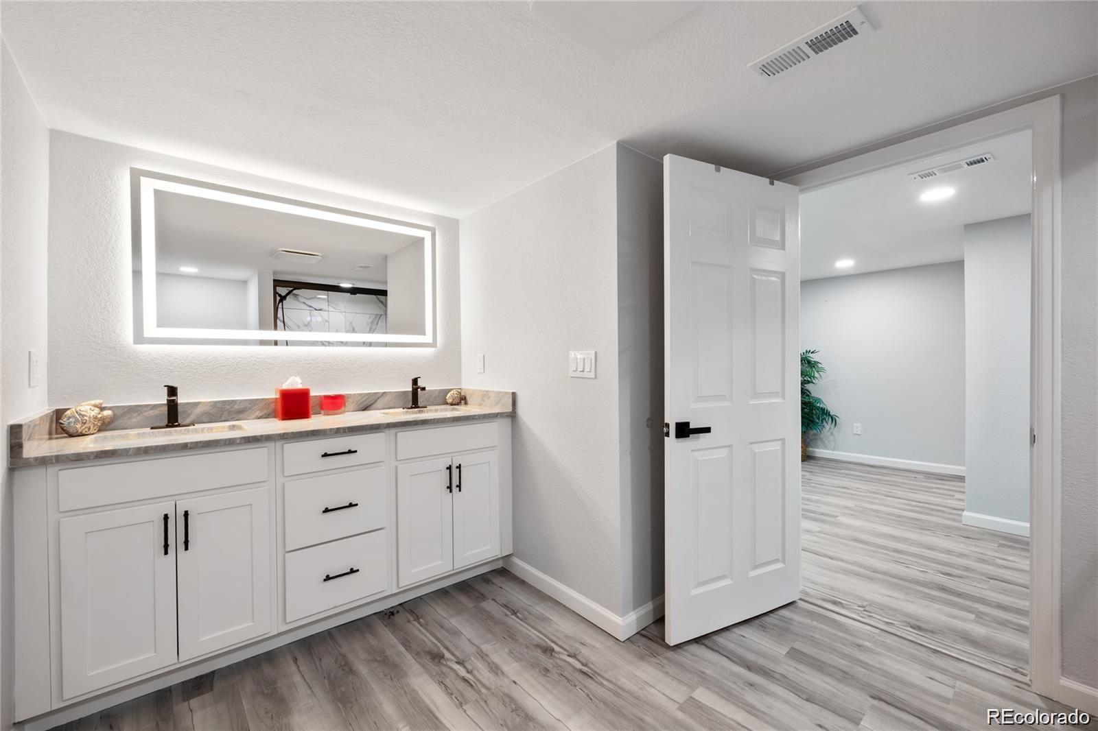 MLS Image #5 for 1345  holly street,denver, Colorado