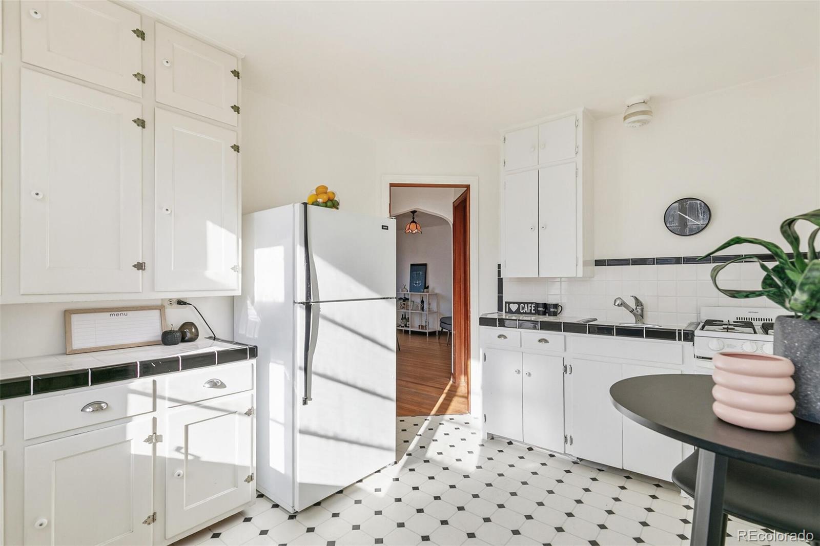 MLS Image #10 for 1605  saint paul street 10,denver, Colorado