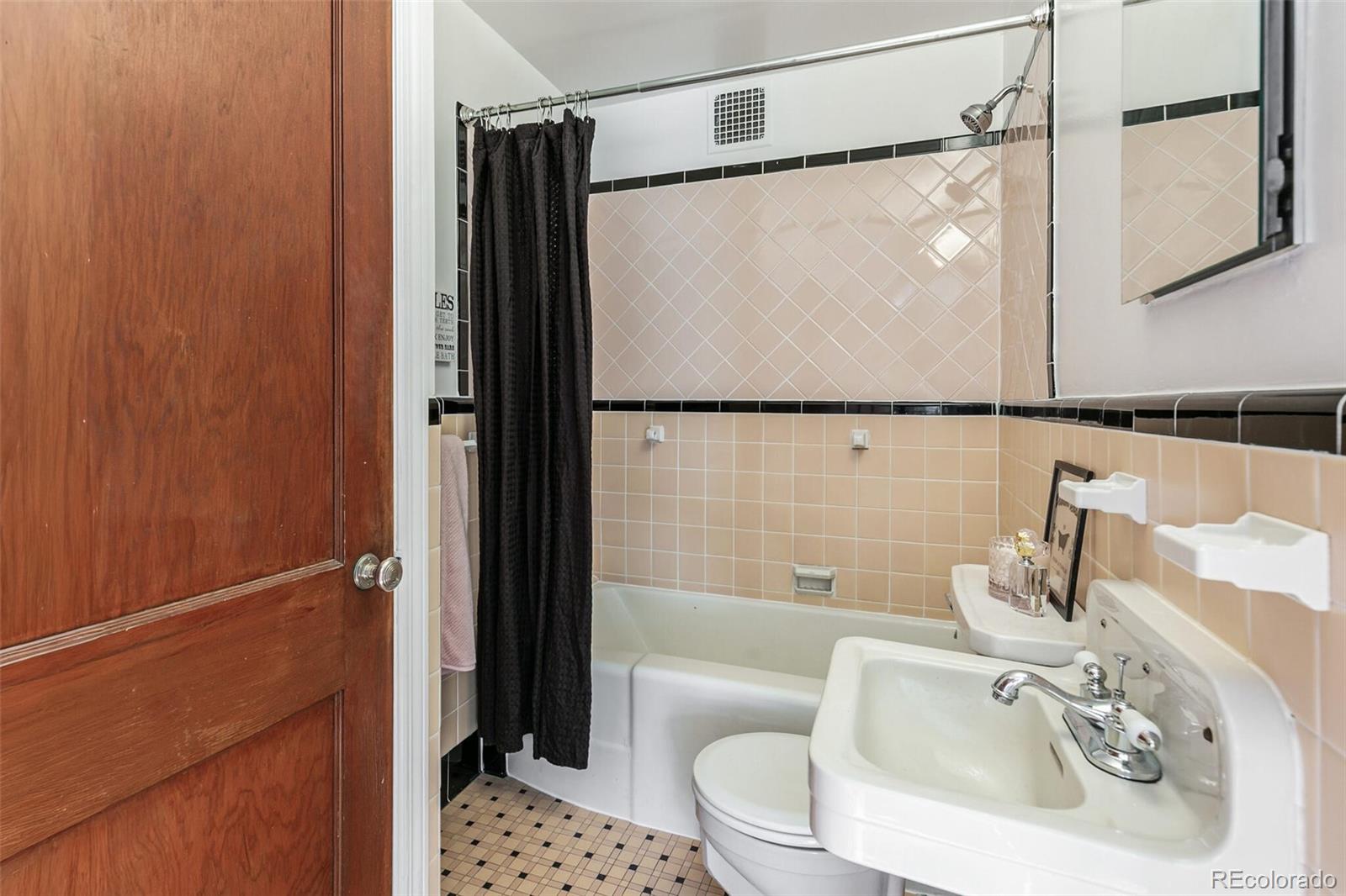 MLS Image #17 for 1605  saint paul street 10,denver, Colorado