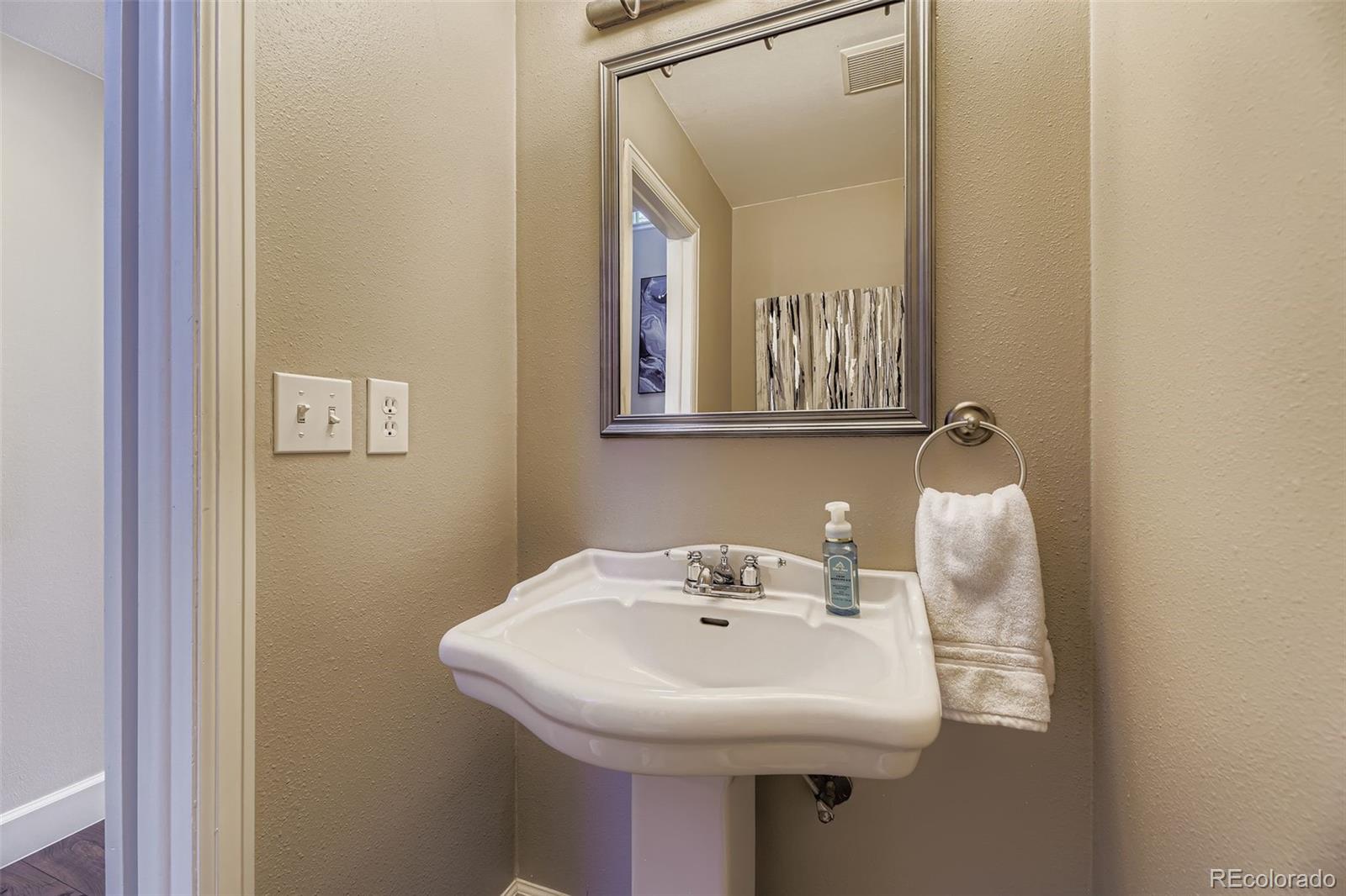 MLS Image #11 for 7085 s dahlia street,centennial, Colorado