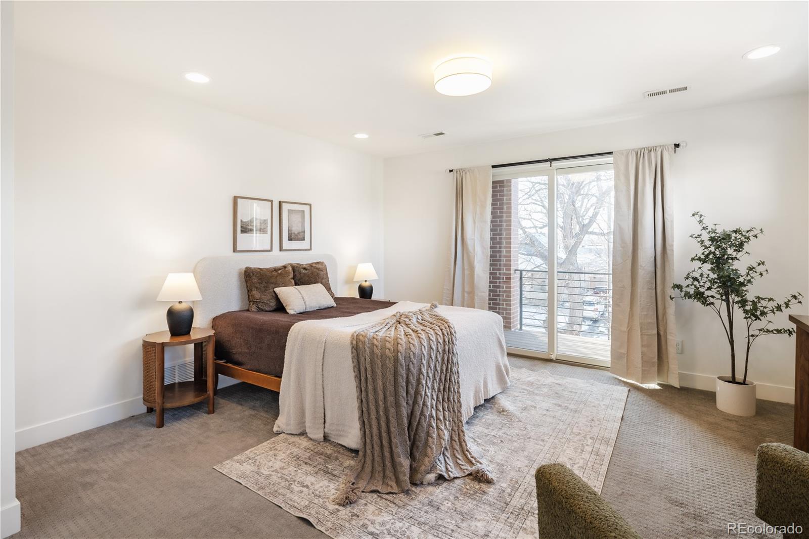 MLS Image #4 for 2240 s lincoln street,denver, Colorado