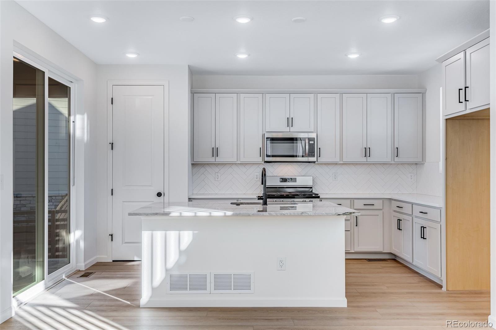 MLS Image #13 for 20553 e 57th avenue,aurora, Colorado
