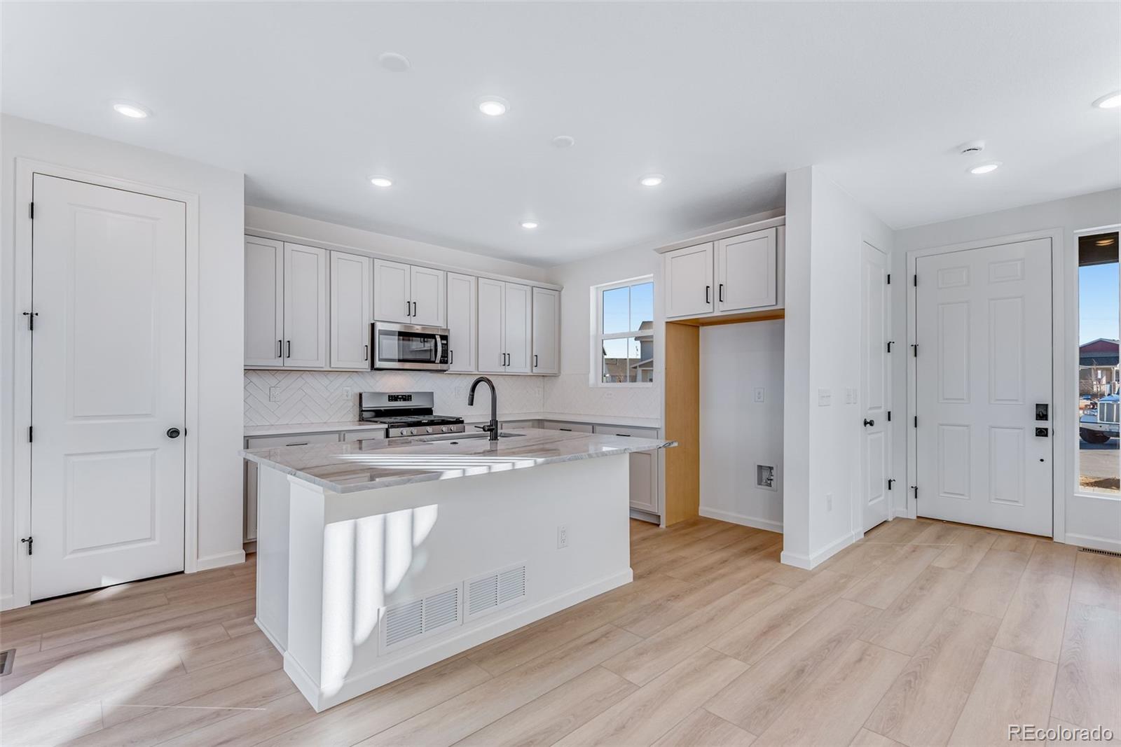 MLS Image #14 for 20553 e 57th avenue,aurora, Colorado