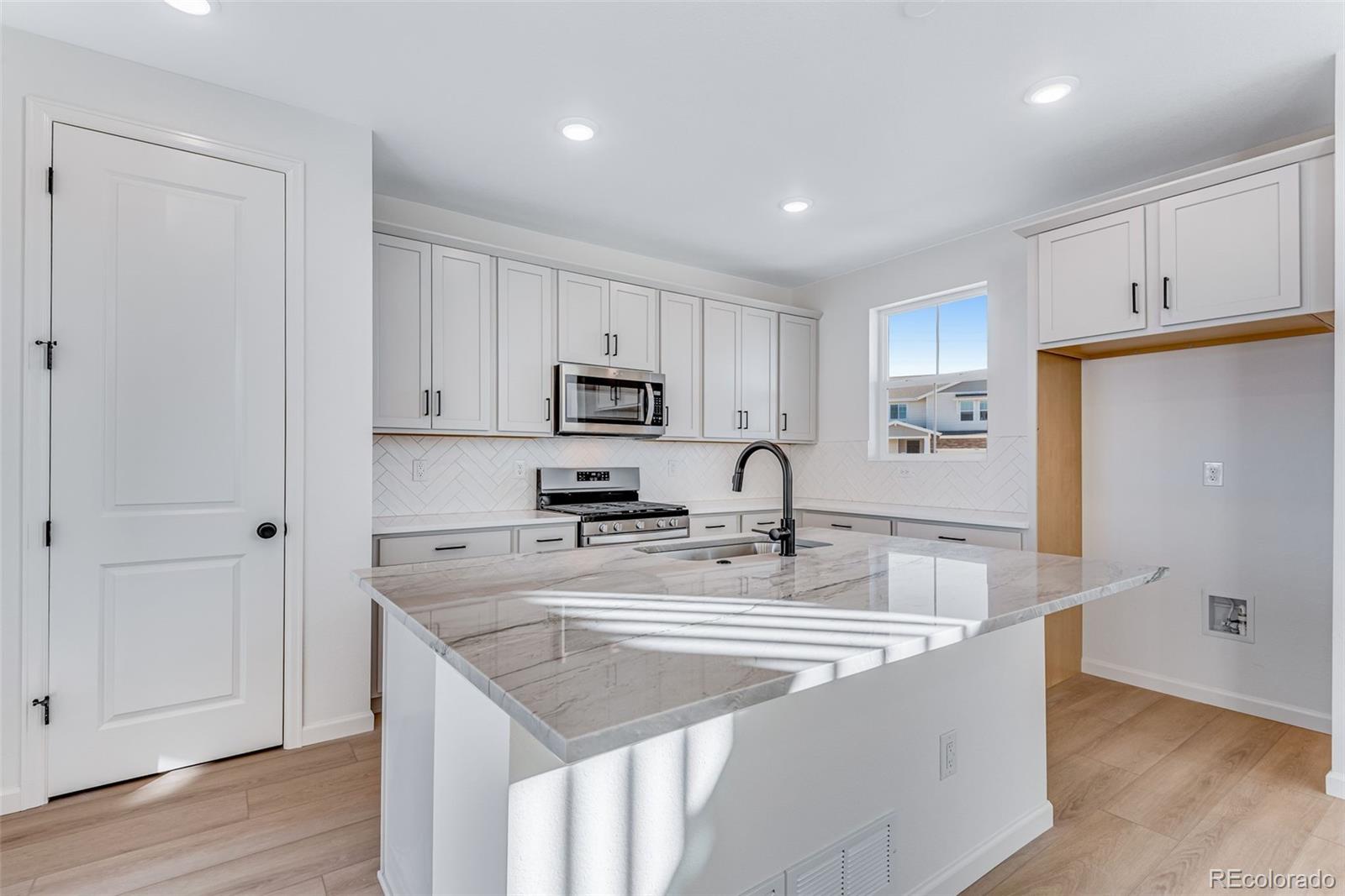 MLS Image #15 for 20553 e 57th avenue,aurora, Colorado