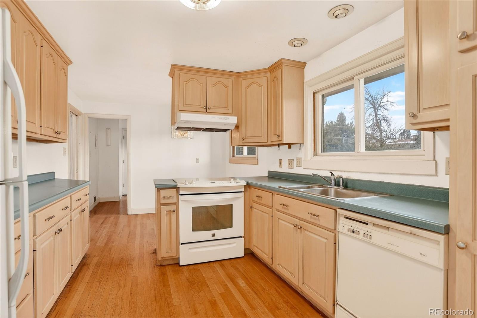 MLS Image #10 for 6001 e cedar avenue,denver, Colorado