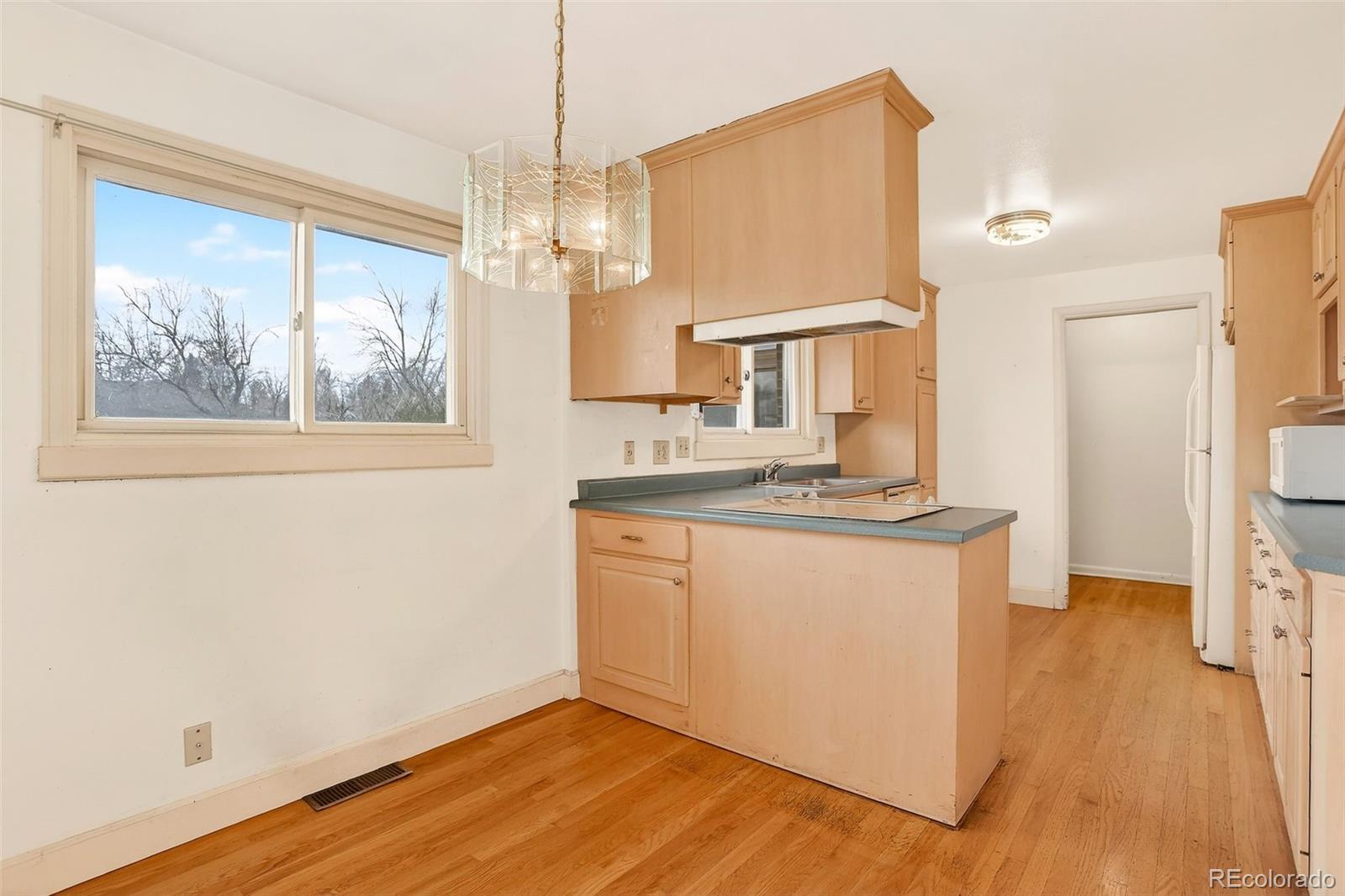 MLS Image #7 for 6001 e cedar avenue,denver, Colorado