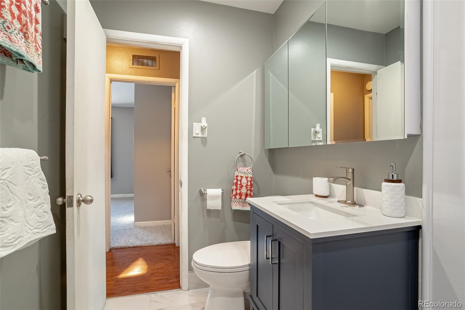 MLS Image #14 for 3016 s grape way,denver, Colorado