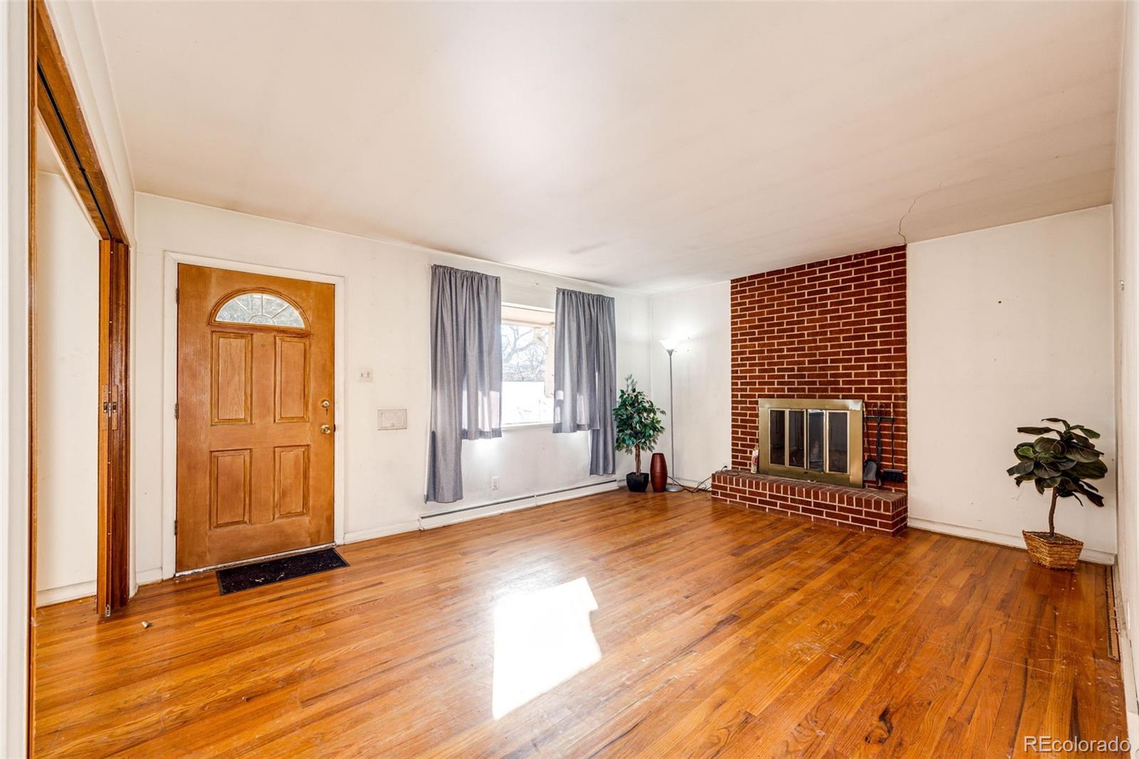 MLS Image #3 for 2301 s saint paul street,denver, Colorado