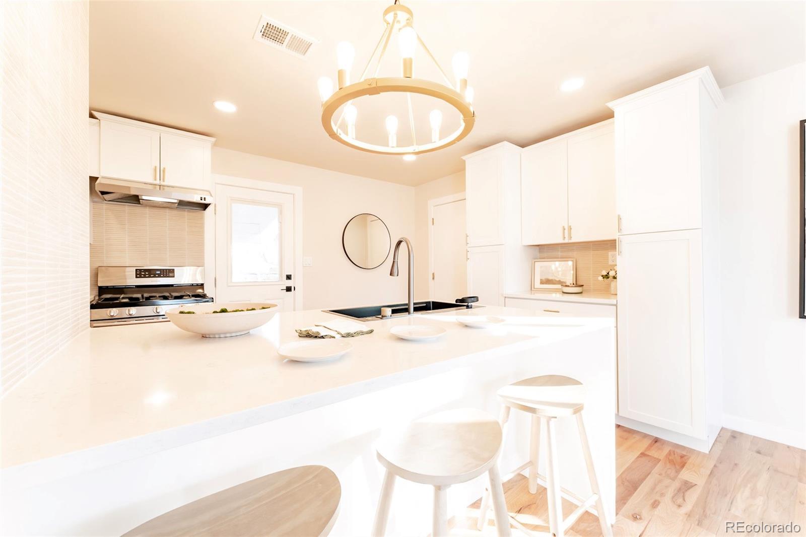 MLS Image #11 for 1352 s quieto court,denver, Colorado