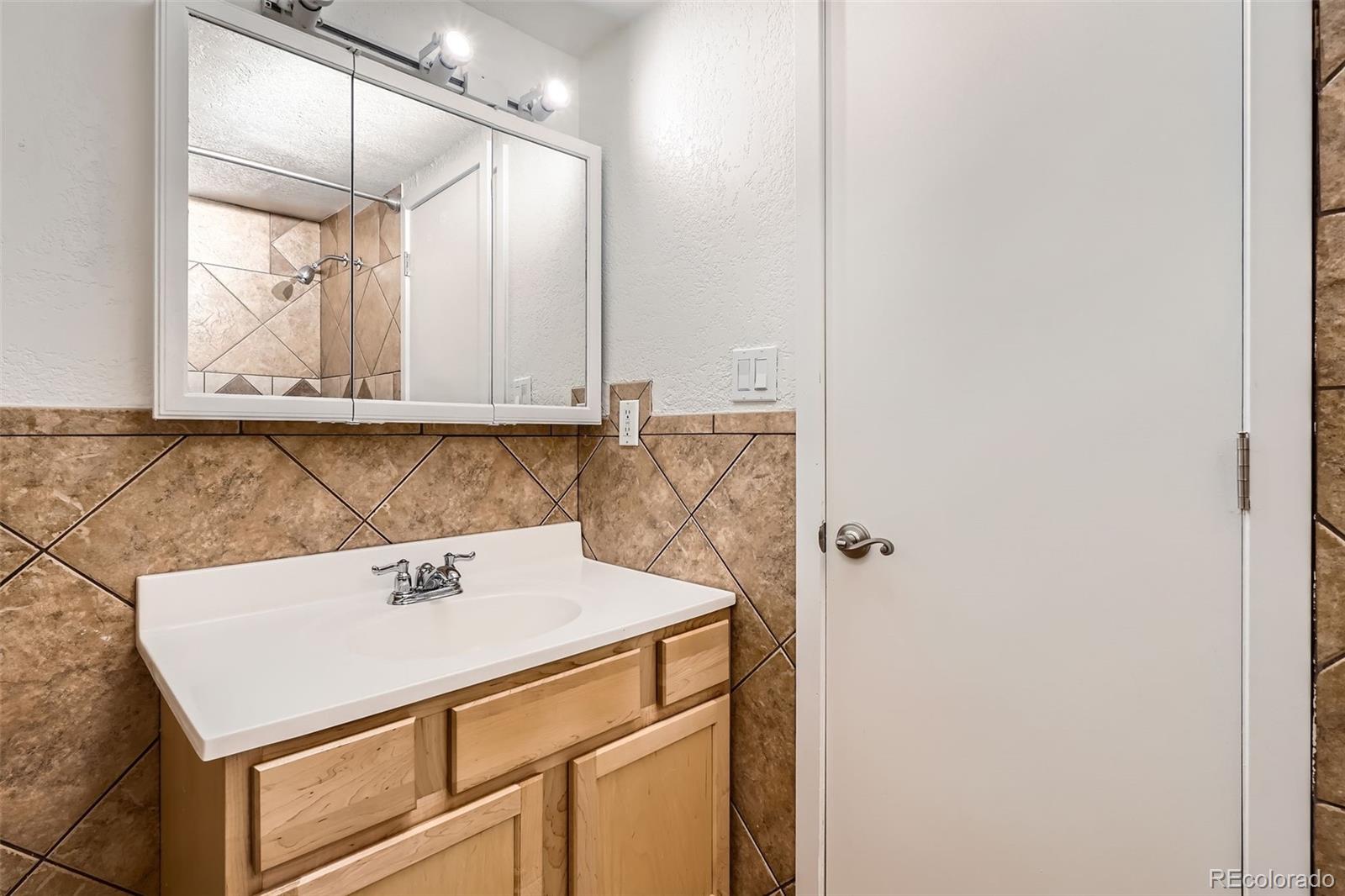 MLS Image #11 for 1045 n clarkson street 105,denver, Colorado